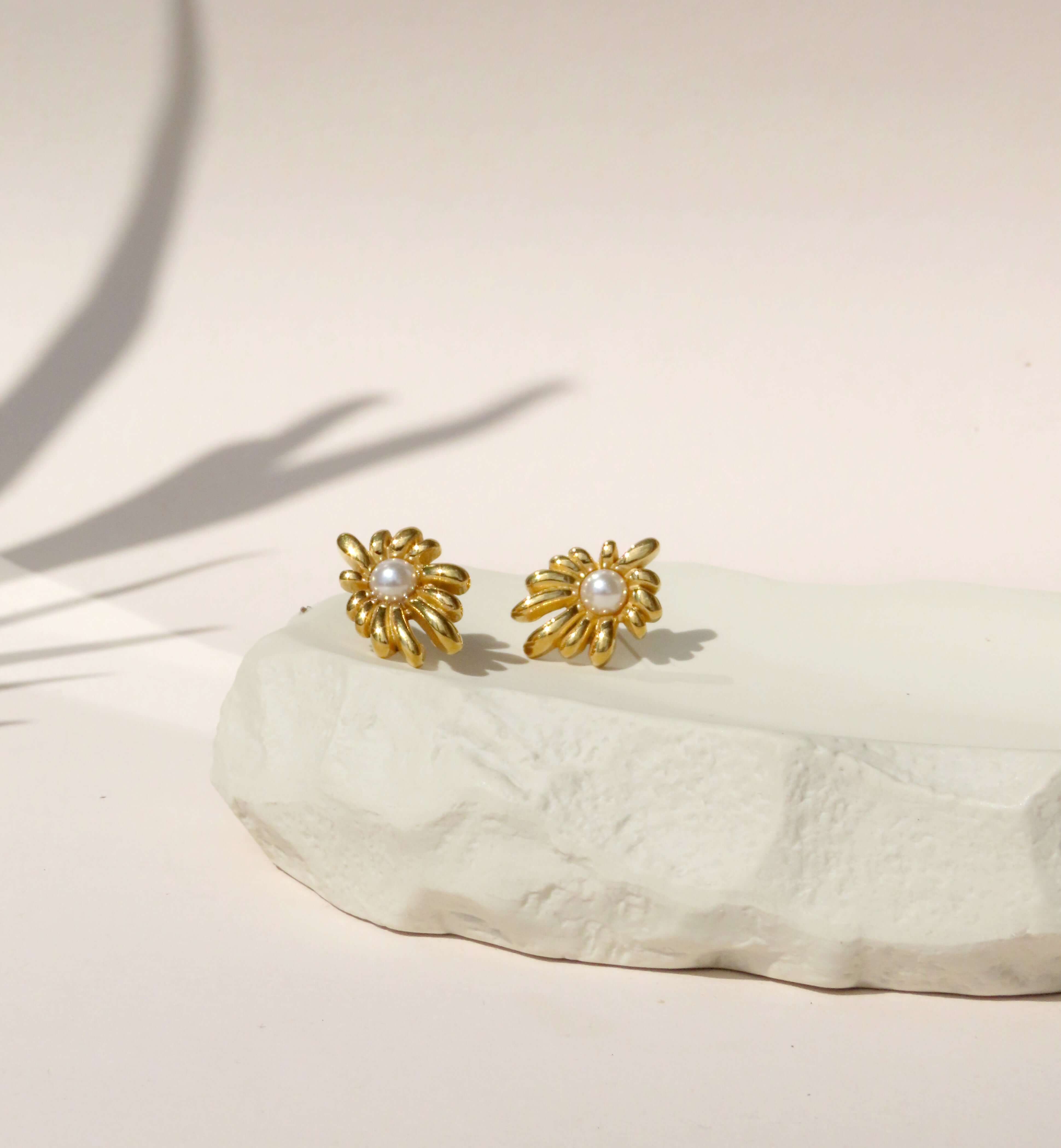 Boucles d'oreilles opulentes en forme de fleur en acier inoxydable