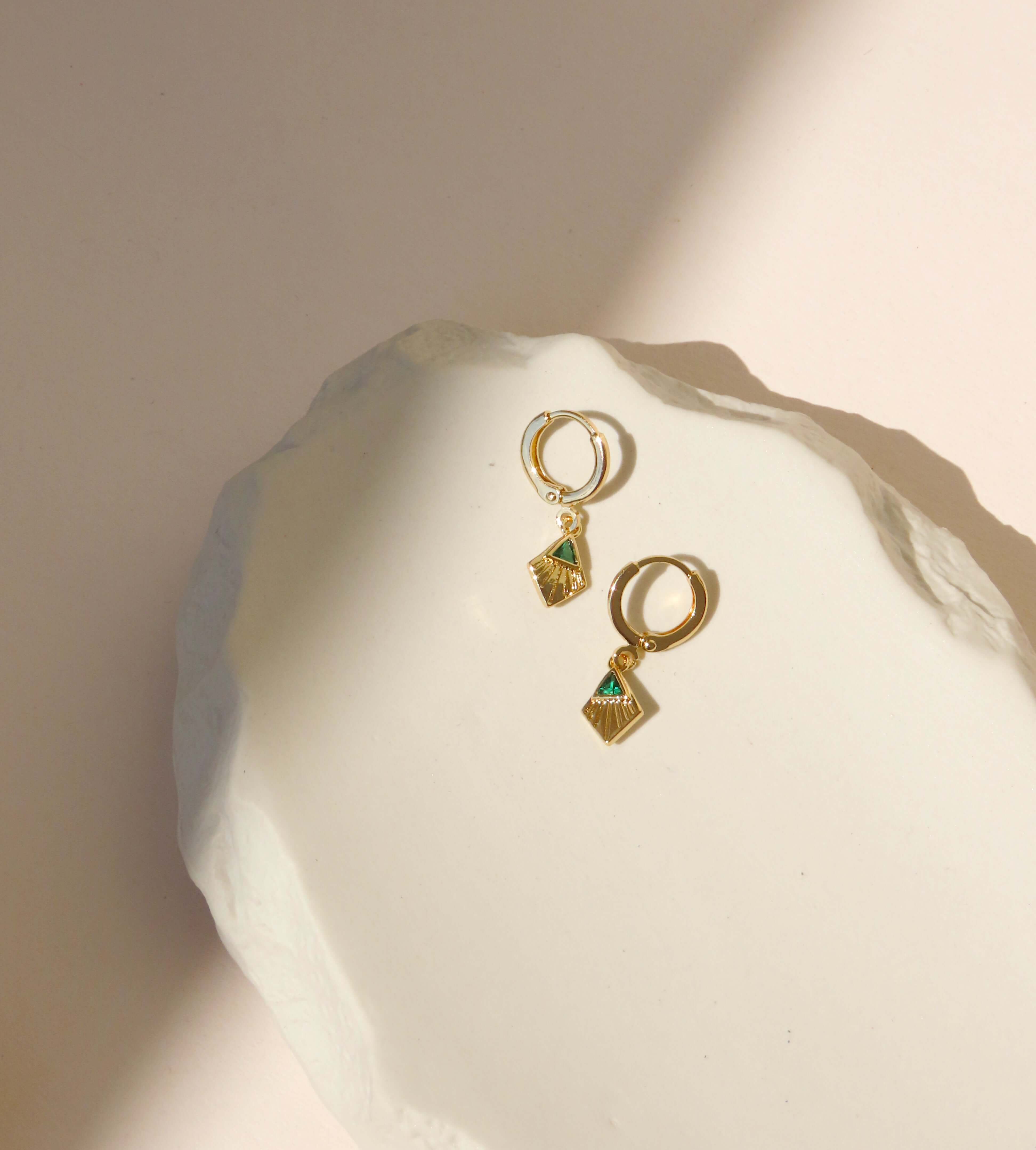 Boucles d'oreilles créoles pyramidales vertes