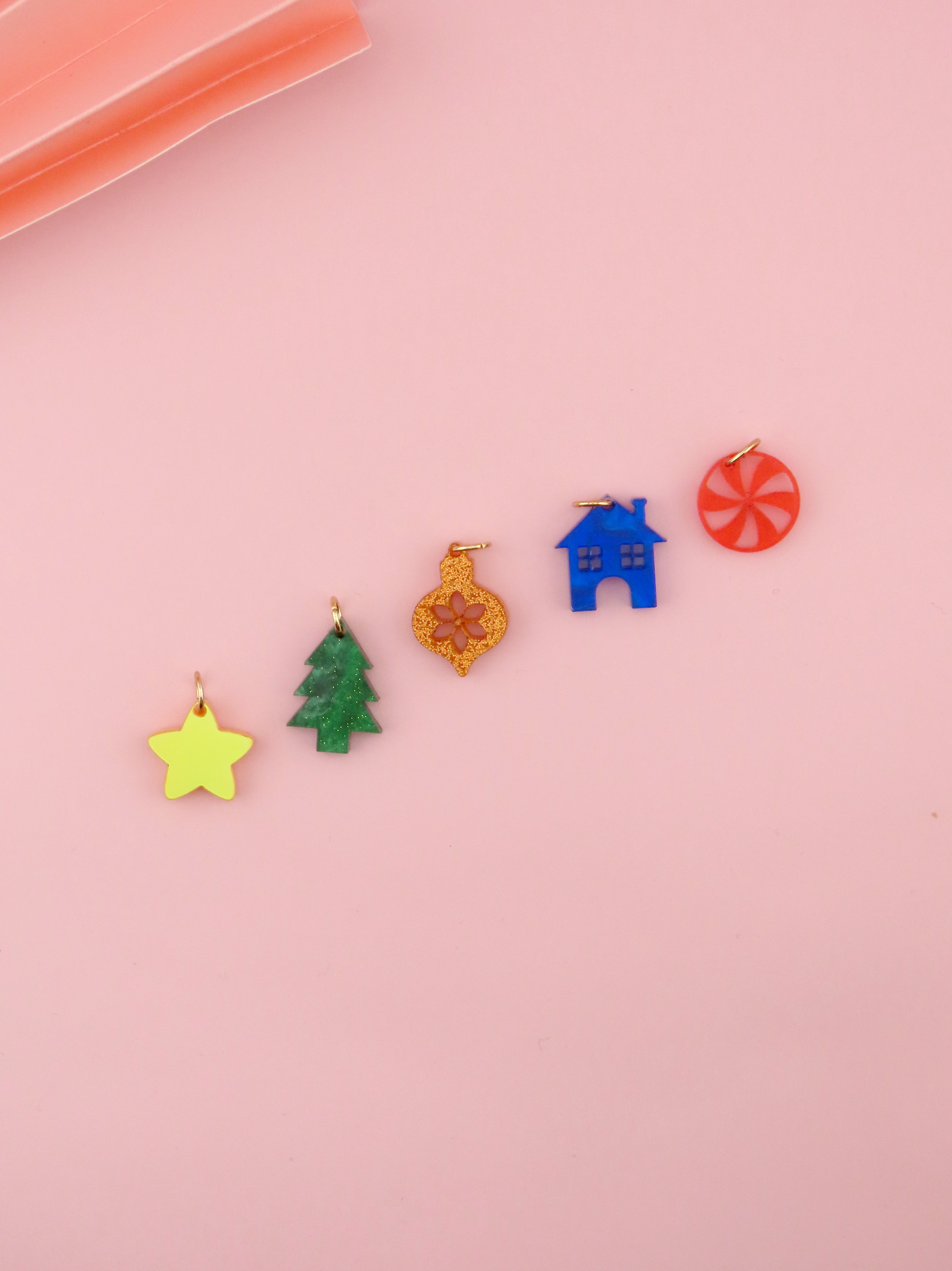 bunte weihnachts Ohrringe aus acryl und Edelstahl, stern in gelb, tannenbaum in grün, ornament in goldglitzer, haus in blau und bonbon in rot-weiß