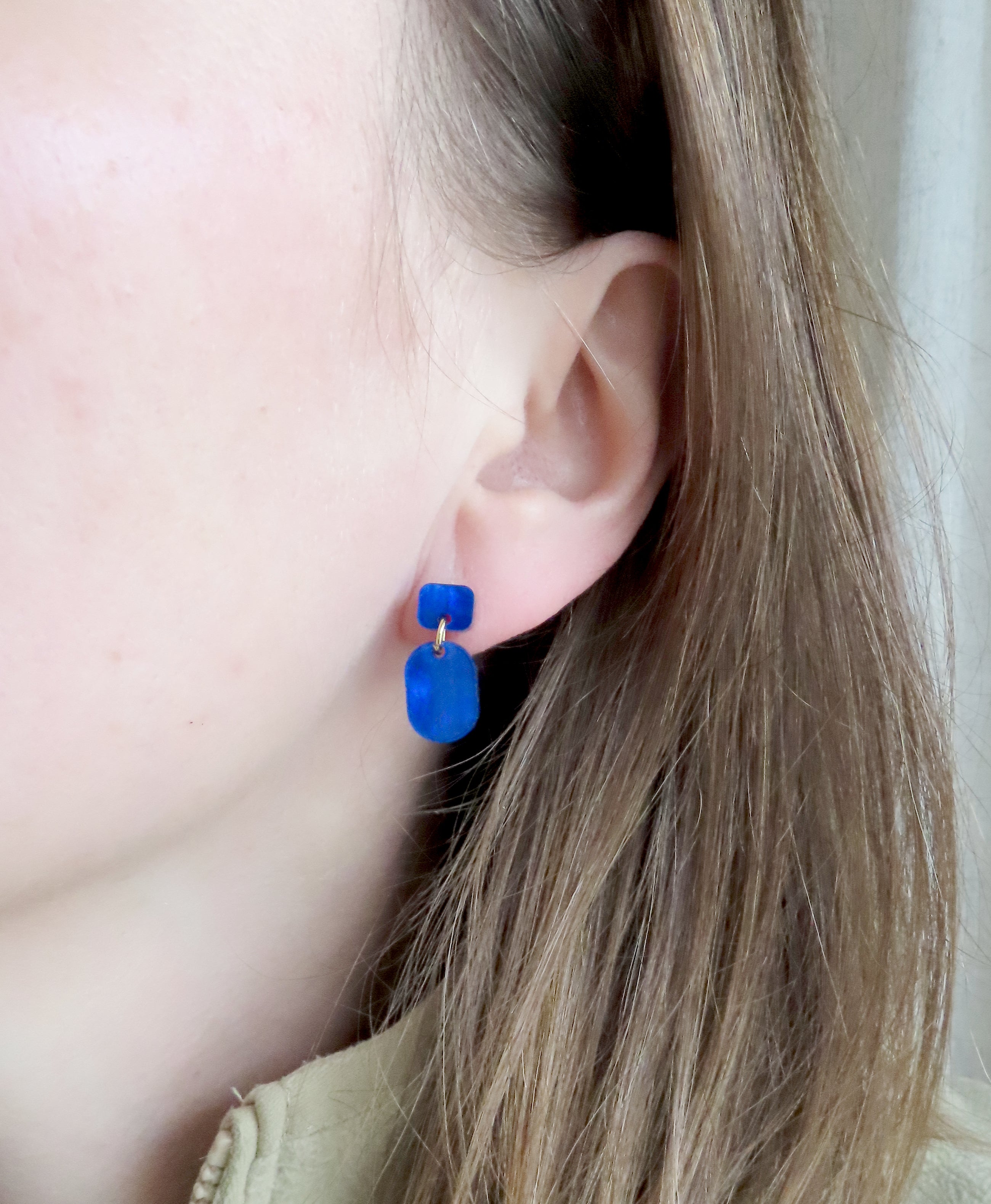 acryl mini ohrring blau glänzend mit eckigem stecker und ovalem hängerteil