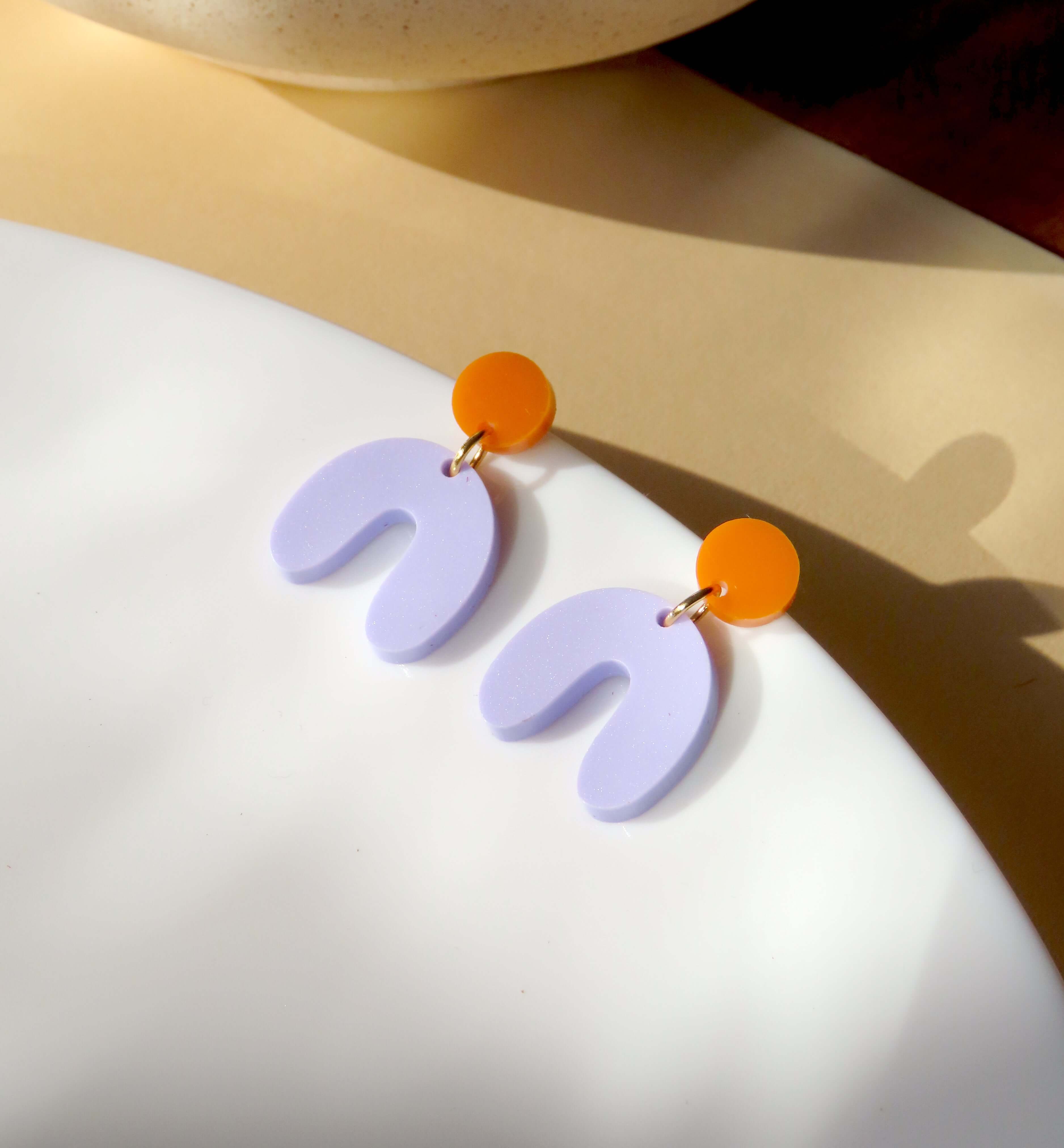 flieder-orangegelbe Bogenohrringe aus Acryl mit hautfreundlichem Edelstahl