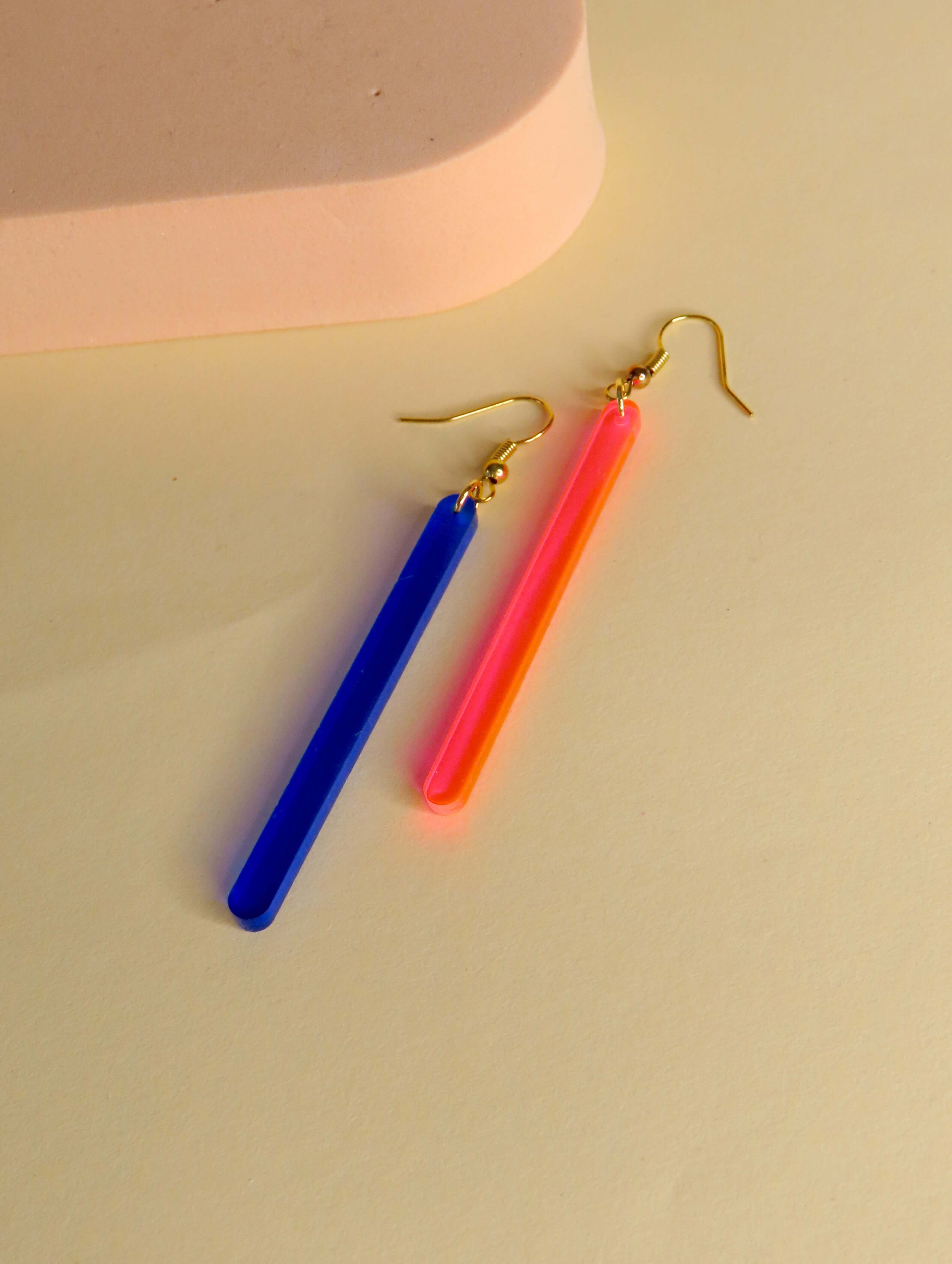Neonfarbene Statement-Ohrringe mit geraden, gelaserten Anhängern aus Acryl in pink und blau