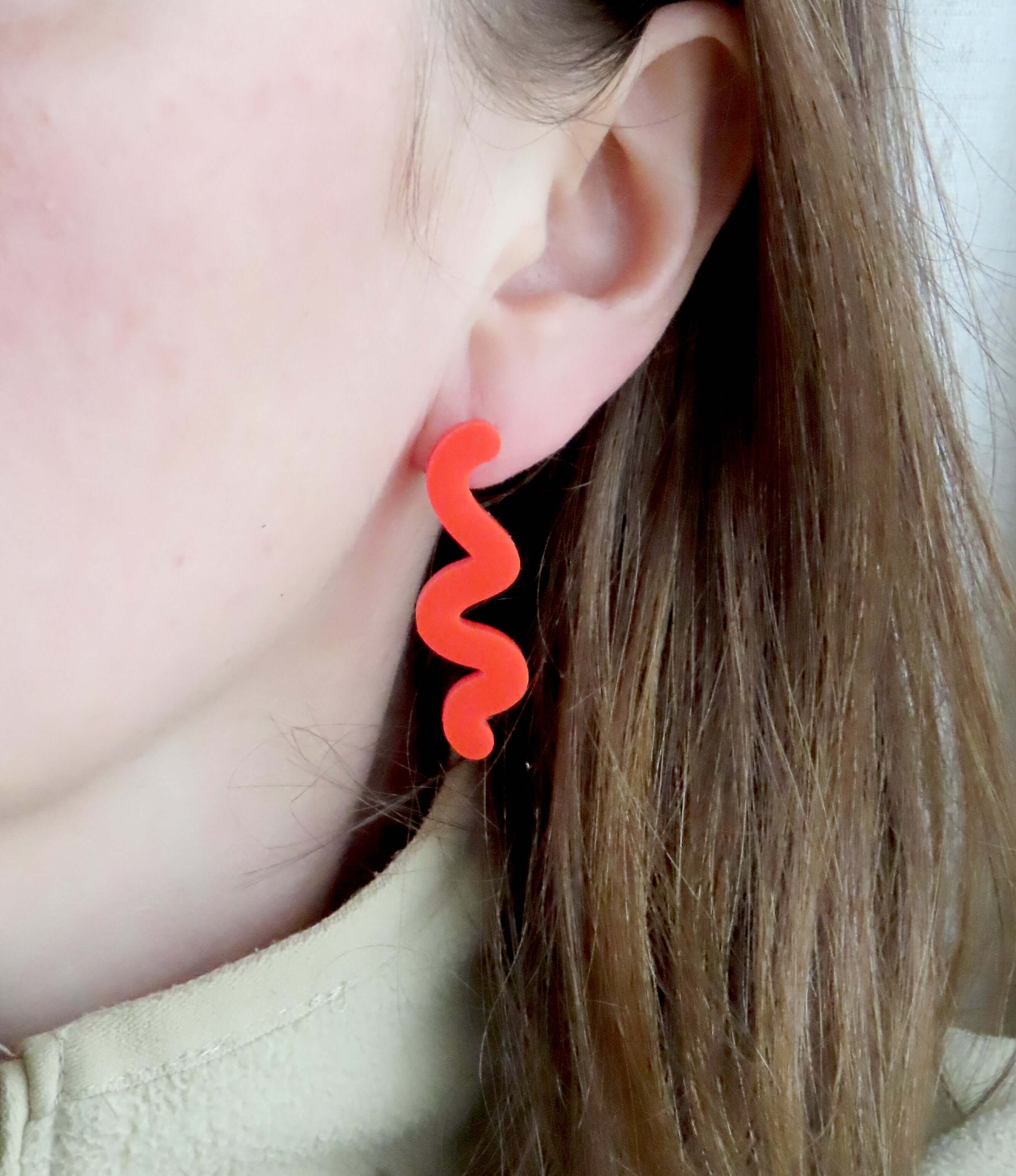 Federleichte Acryl Ohrstecker in leuchtendem Rot mit geschwungener Scribble Form und Edelstahlstecker