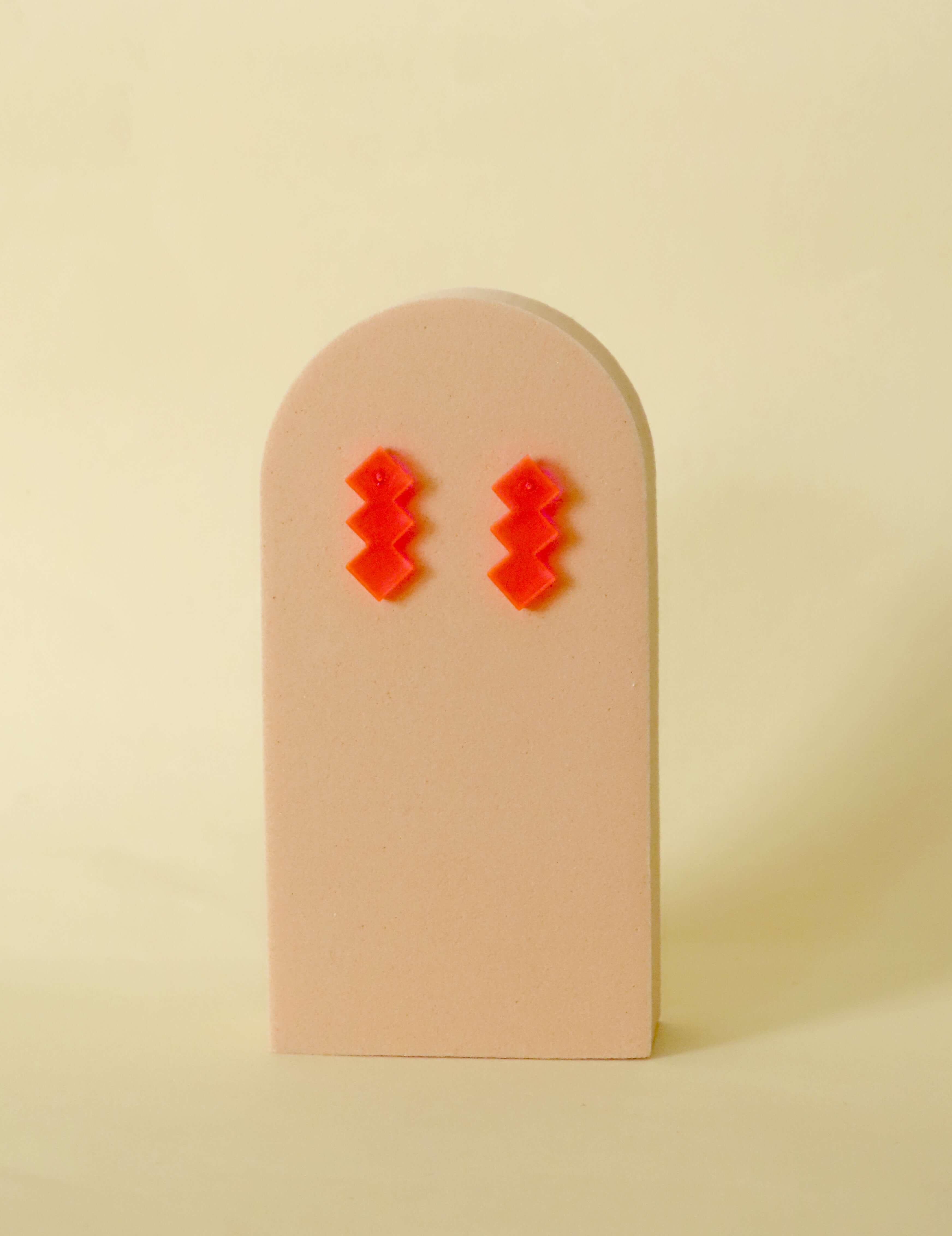 Acryl Ohrstecker in Neon-Pink mit geometrischem Zickzack-Design