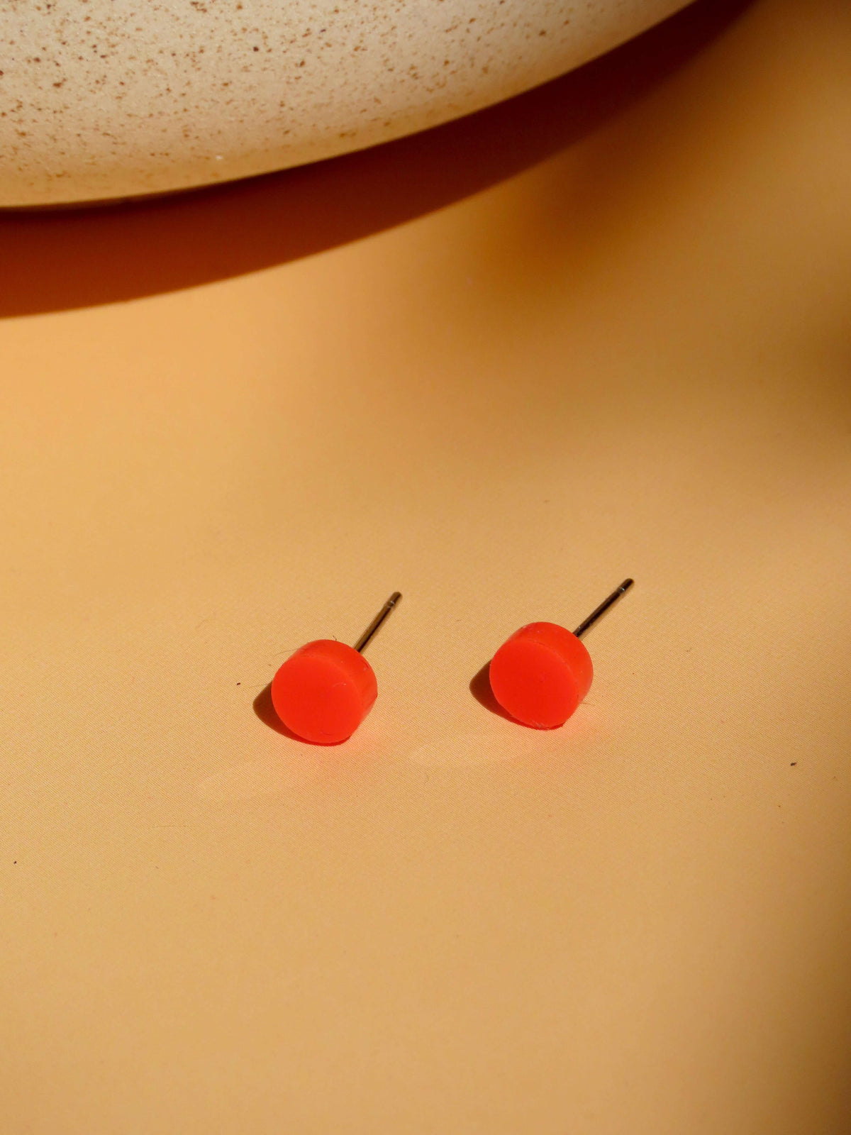 Kleine runde Ohrstecker aus knallrotem Acryl mit 6 mm Durchmesser und Edelstahlstecker