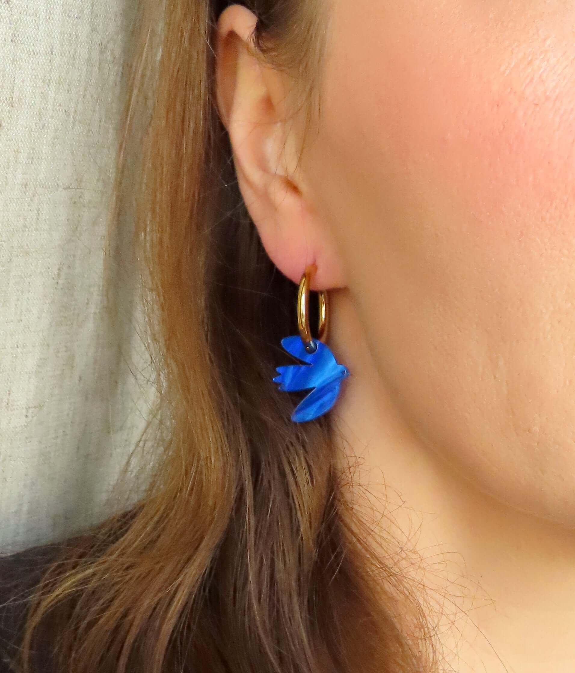 Tintenblaue Dove Creolen aus Edelstahl und Acryl, handgefertigte Ohrringe, leicht und modern, perfekt für jeden Anlass.