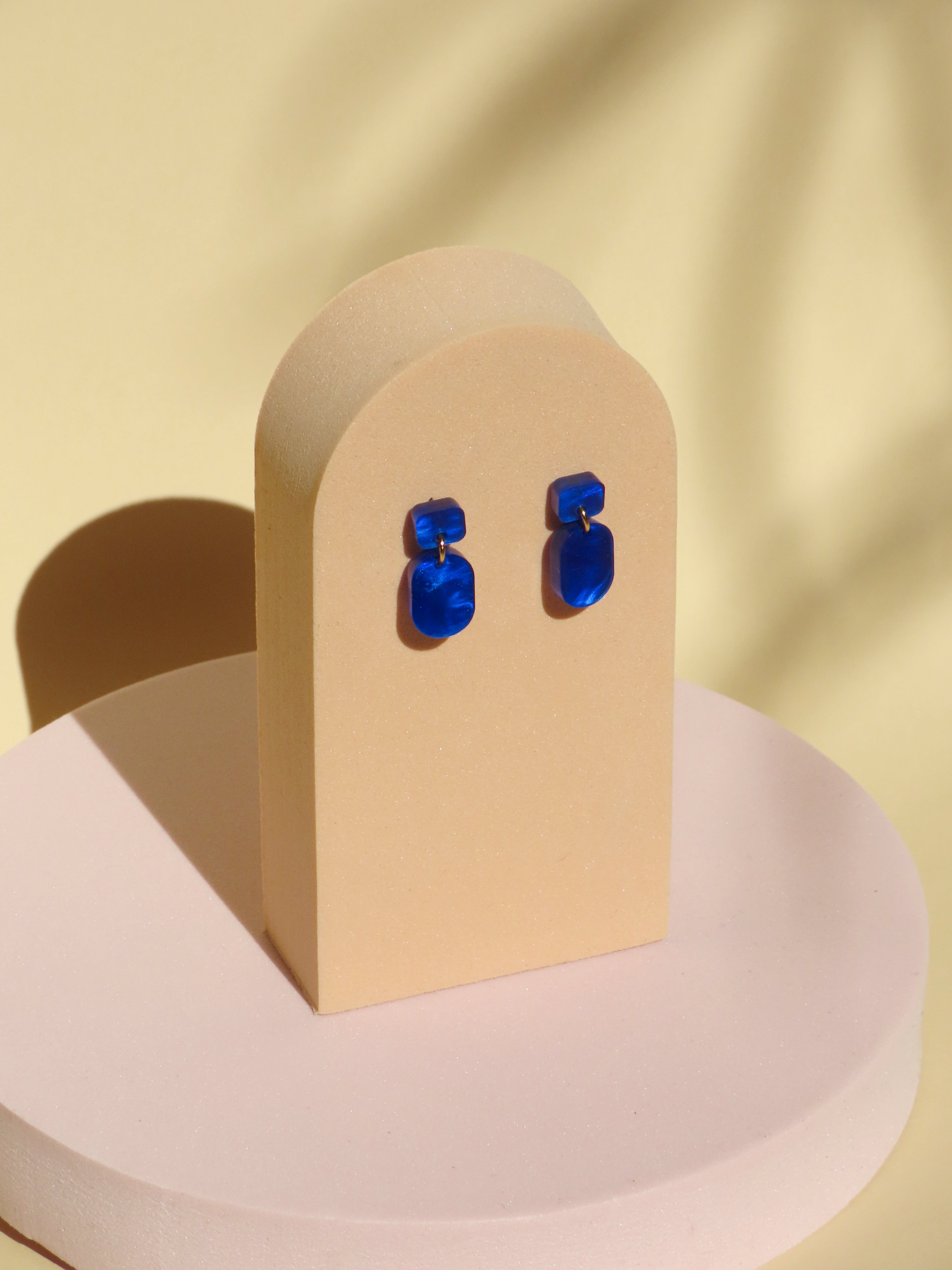 blaue marmorierte mini ohrringe aus acryl, stecker und hänger kombiniert
