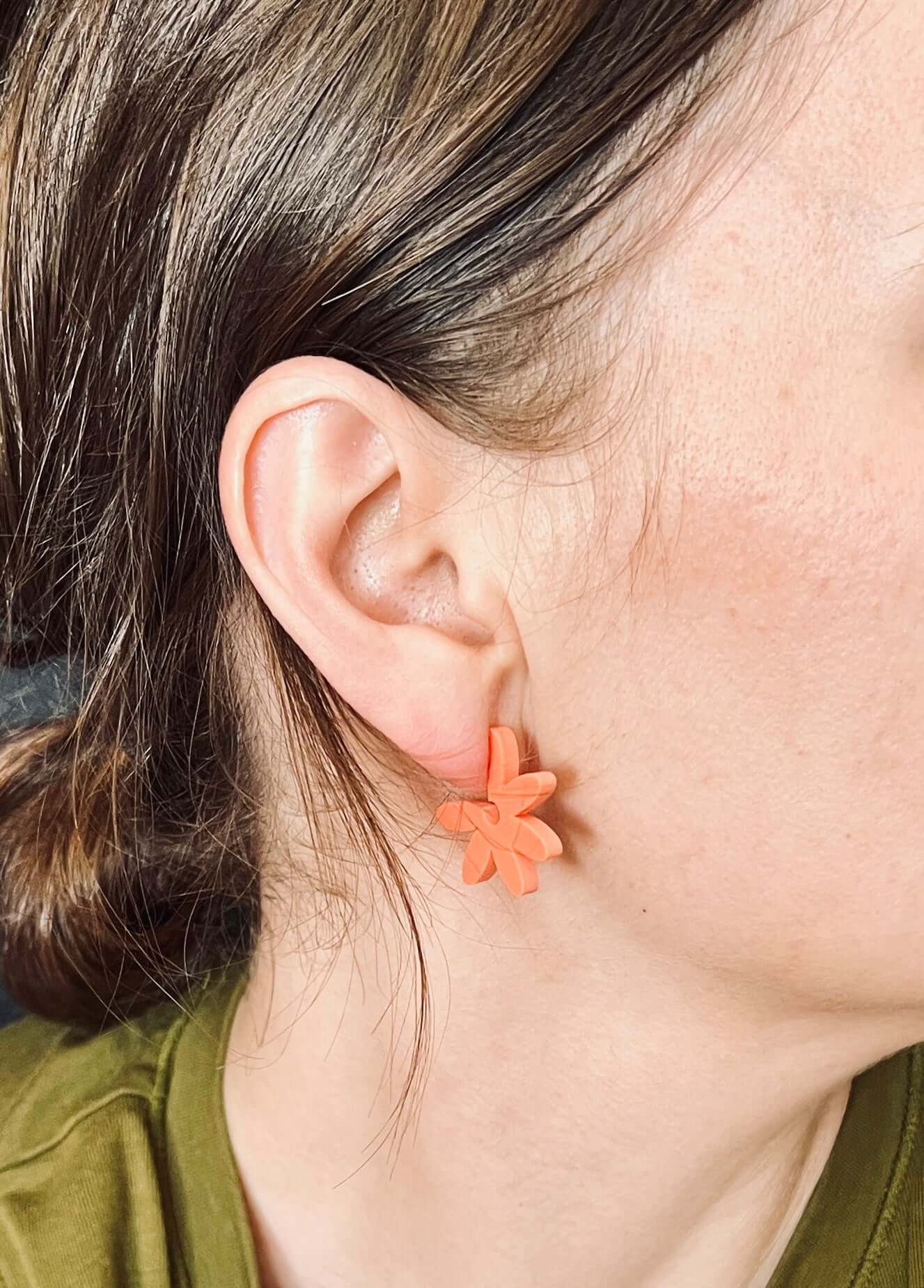Handgefertigte Flower-Ohrringe in Peach mit Lasercut-Blüten und federleichtem Tragegefühl
