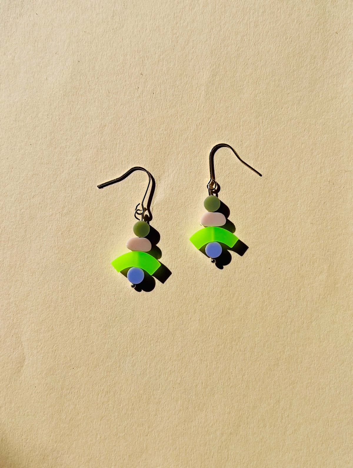 Bunte Cairns Ohrringe aus Green Cast Acryl mit geometrischen Elementen in Lime, Flieder, Salbeigrün und Creme