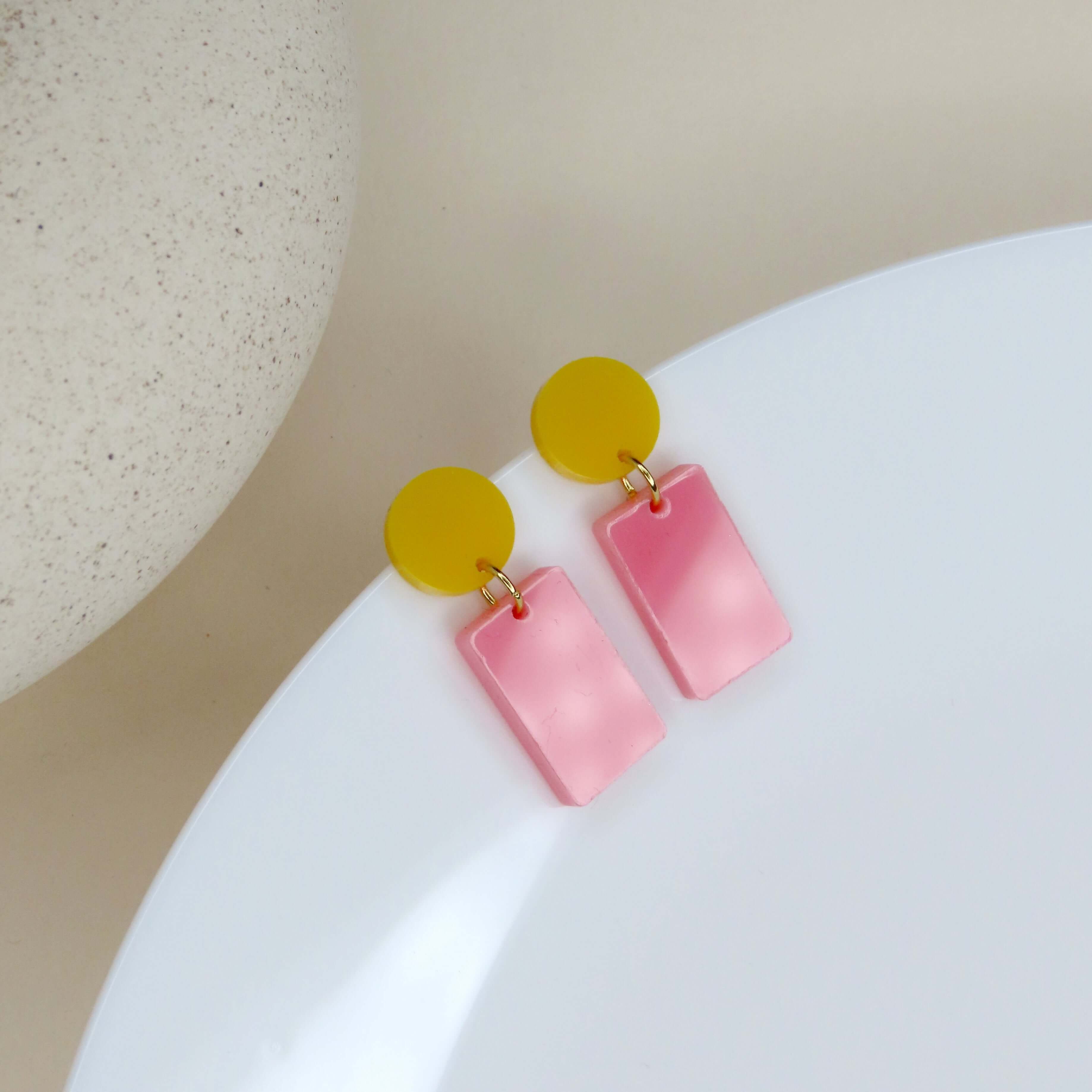 Zweiteilige Acryl-Ohrringe in Gelb und Pink mit Edelstahlverbindung, moderner Look