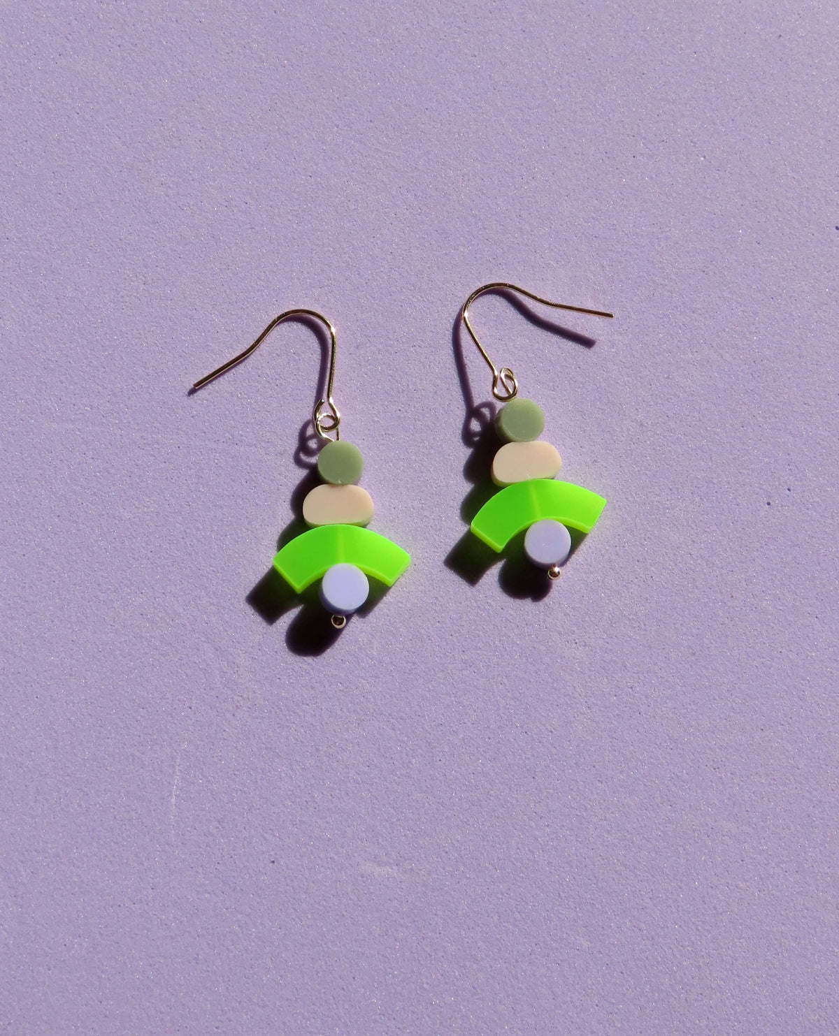 Cairns Ohrhänger aus recyceltem Acryl in Lime, Flieder, Salbeigrün und Creme mit gold Ohrhaken
