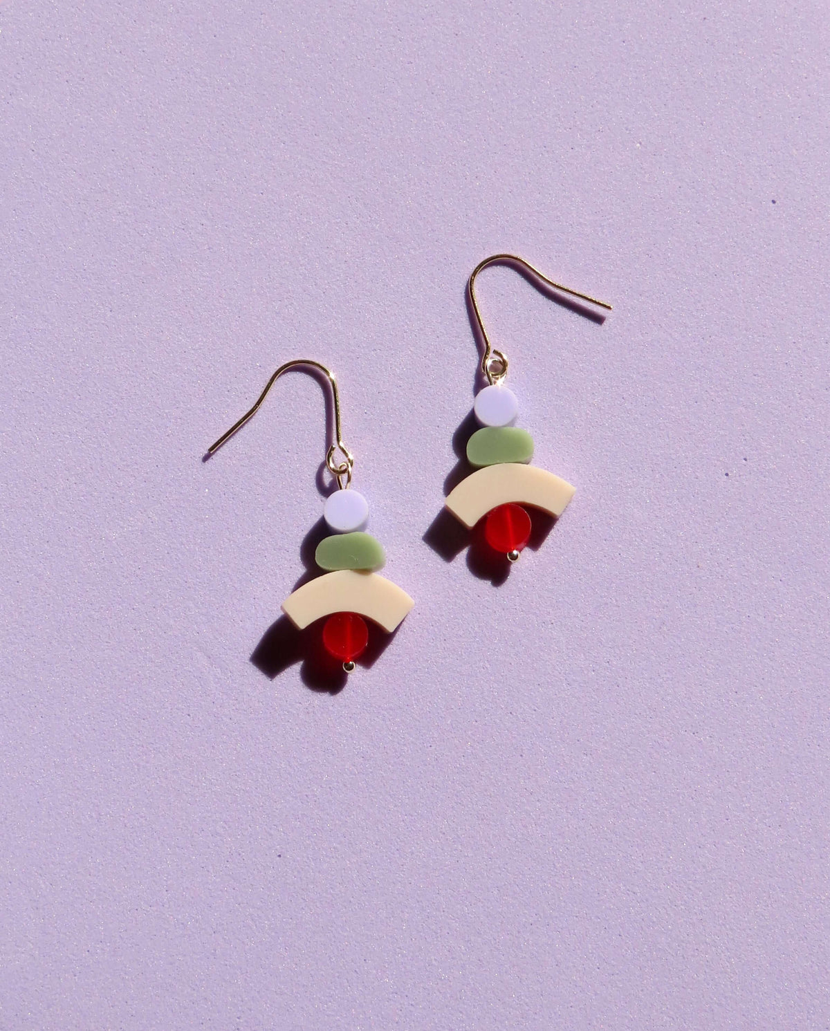 Cairns Ohrringe aus recyceltem Acryl in Grün, transparentem Blau, Rot und Rosa mit 14kt Gold Filled Ohrhaken