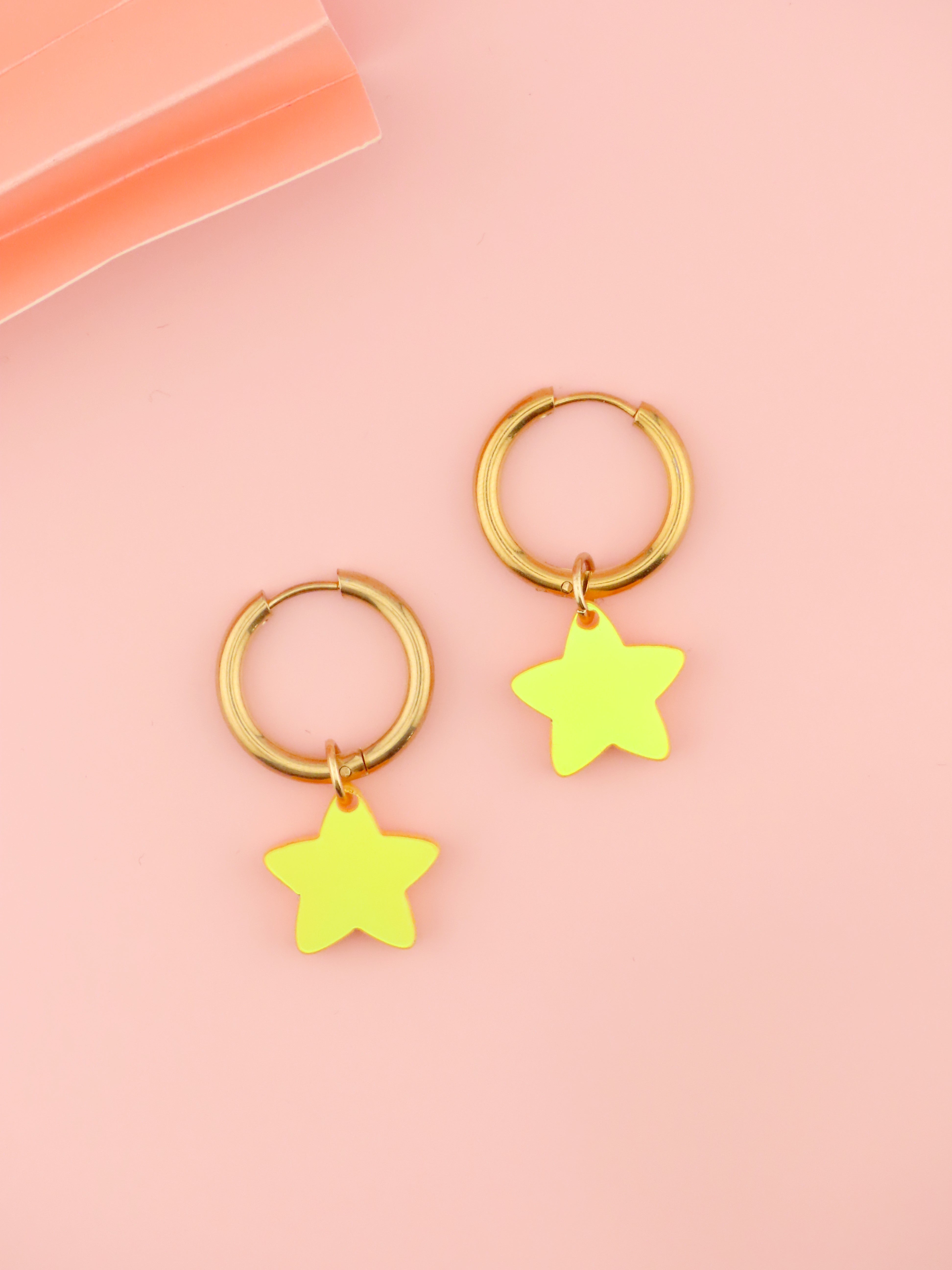 Vergoldete Edelstahlcreole mit gelb-irisierendem Acrylstern als Anhänger