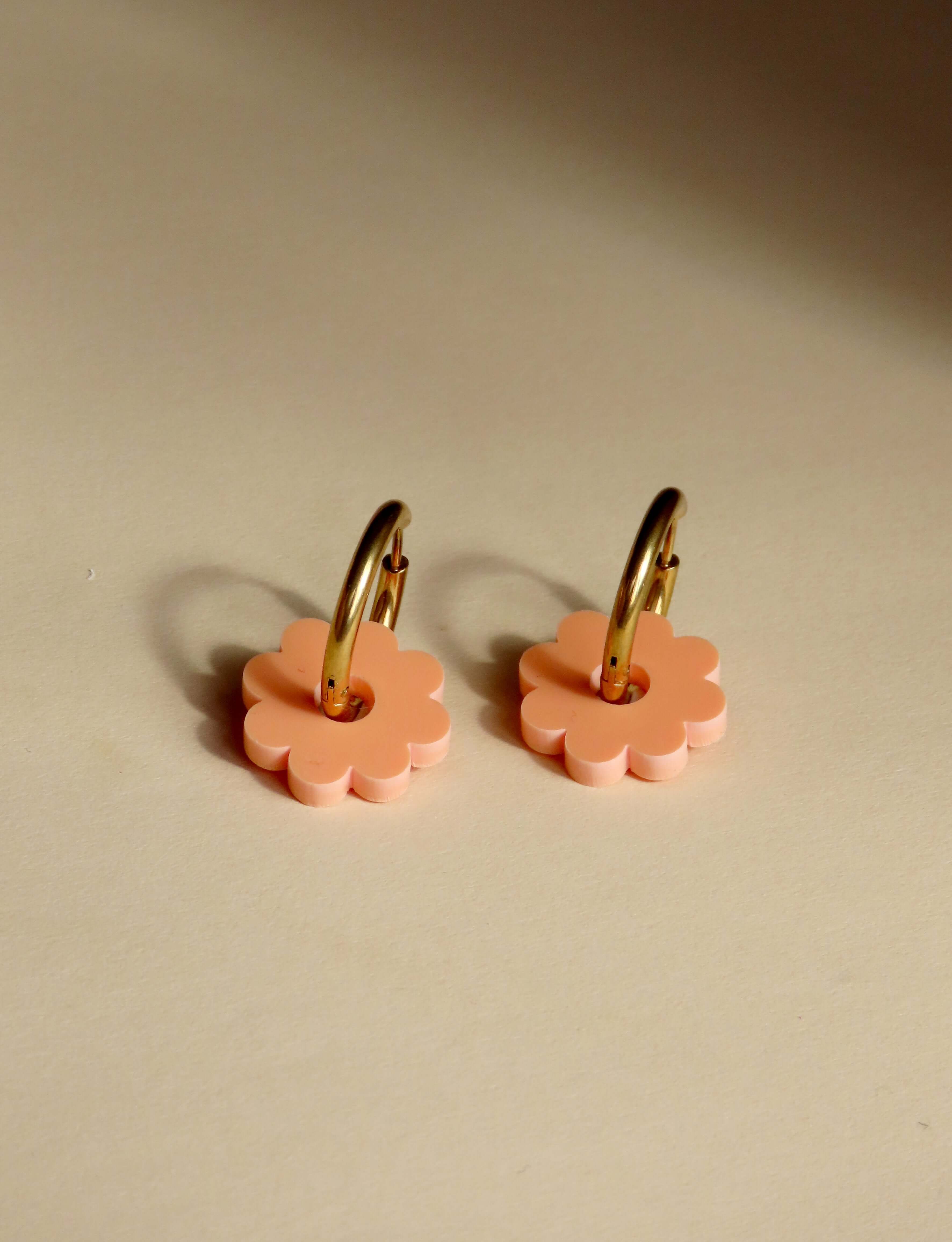 Handgefertigte Creolen mit zarter Acrylblüte in Apricot-Rosa und vergoldetem Edelstahlring