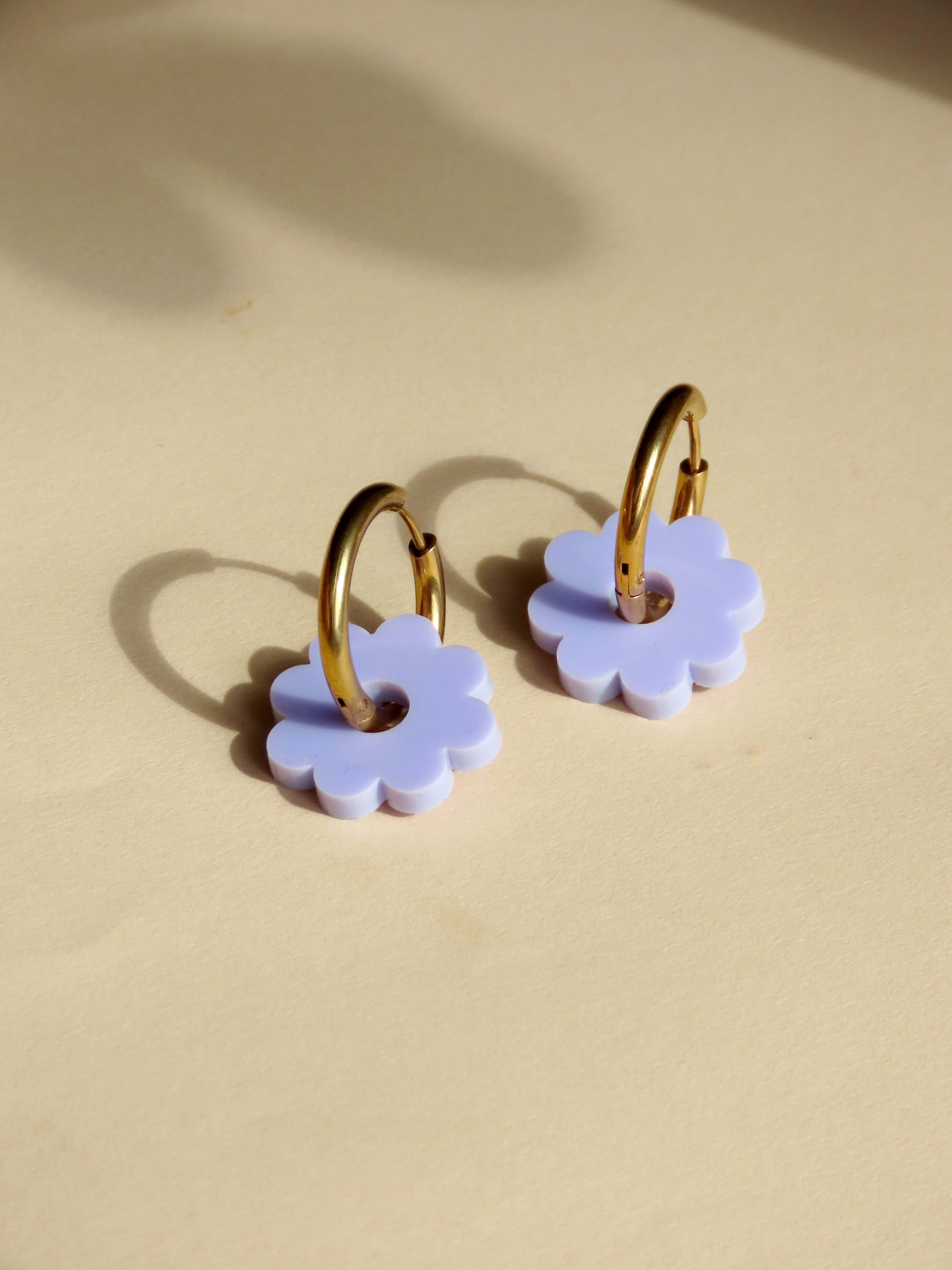 Vergoldete Creolen mit fliederfarbenen Acryl-Blütenanhängern, Durchmesser Creole 16 mm, Blüte 20 mm