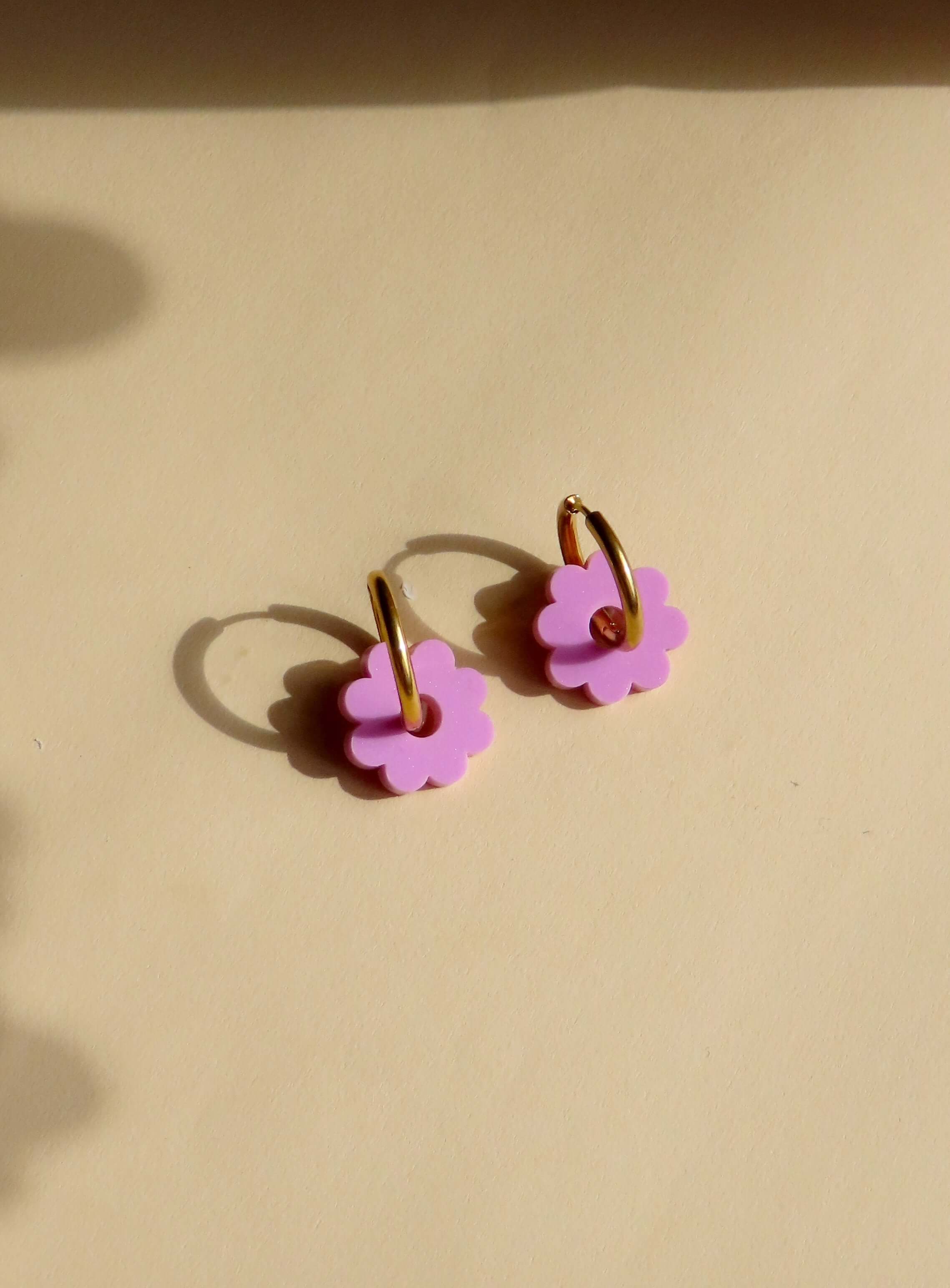Vergoldete Edelstahlcreolen mit runder Acrylblüte in Brombeerfarbe, Durchmesser 20 mm