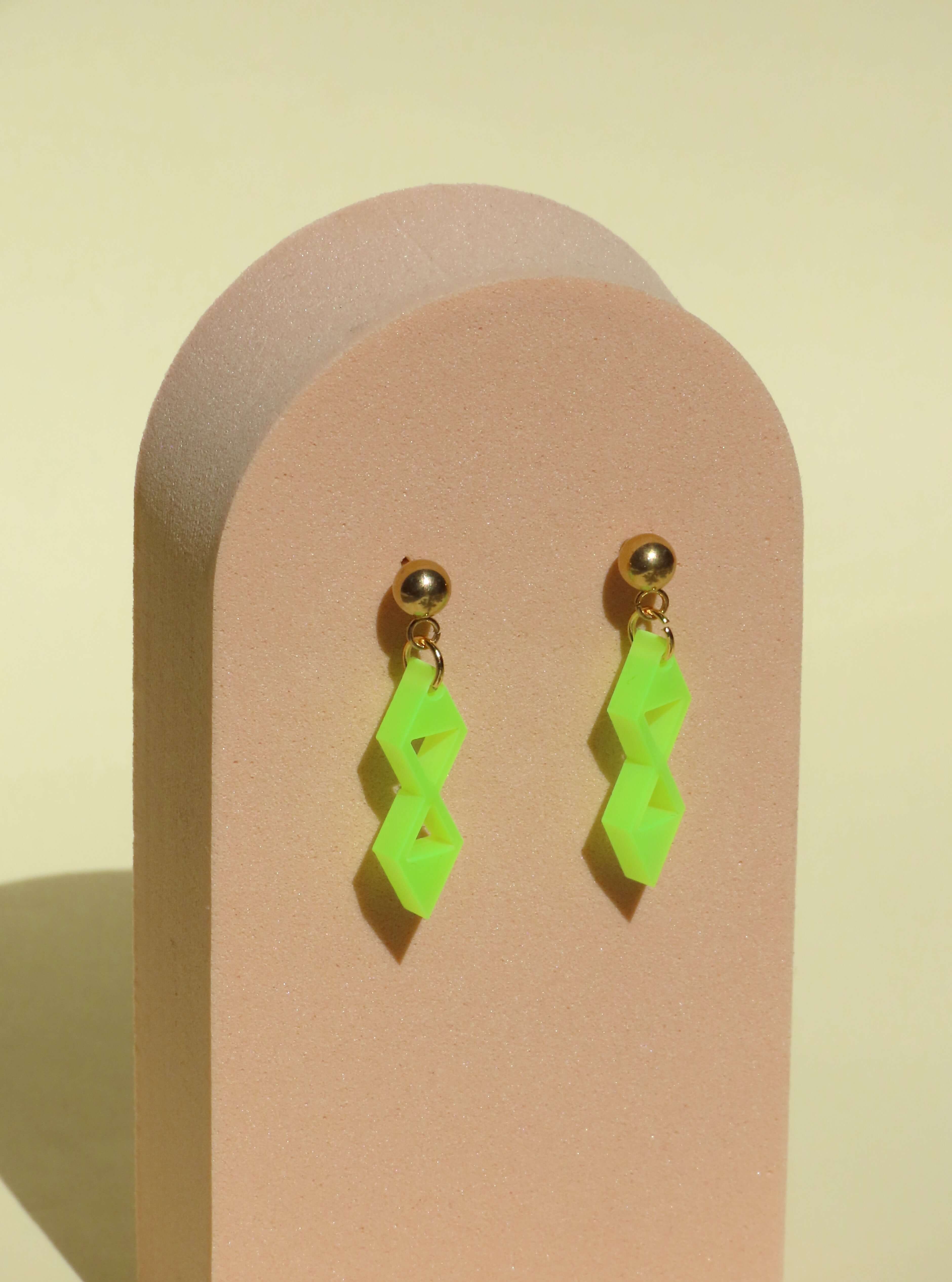 Leichte handgemachte Ohrstecker aus Acryl in Neon-Gelb-Grün mit geometrischem Doppelrauten-Design