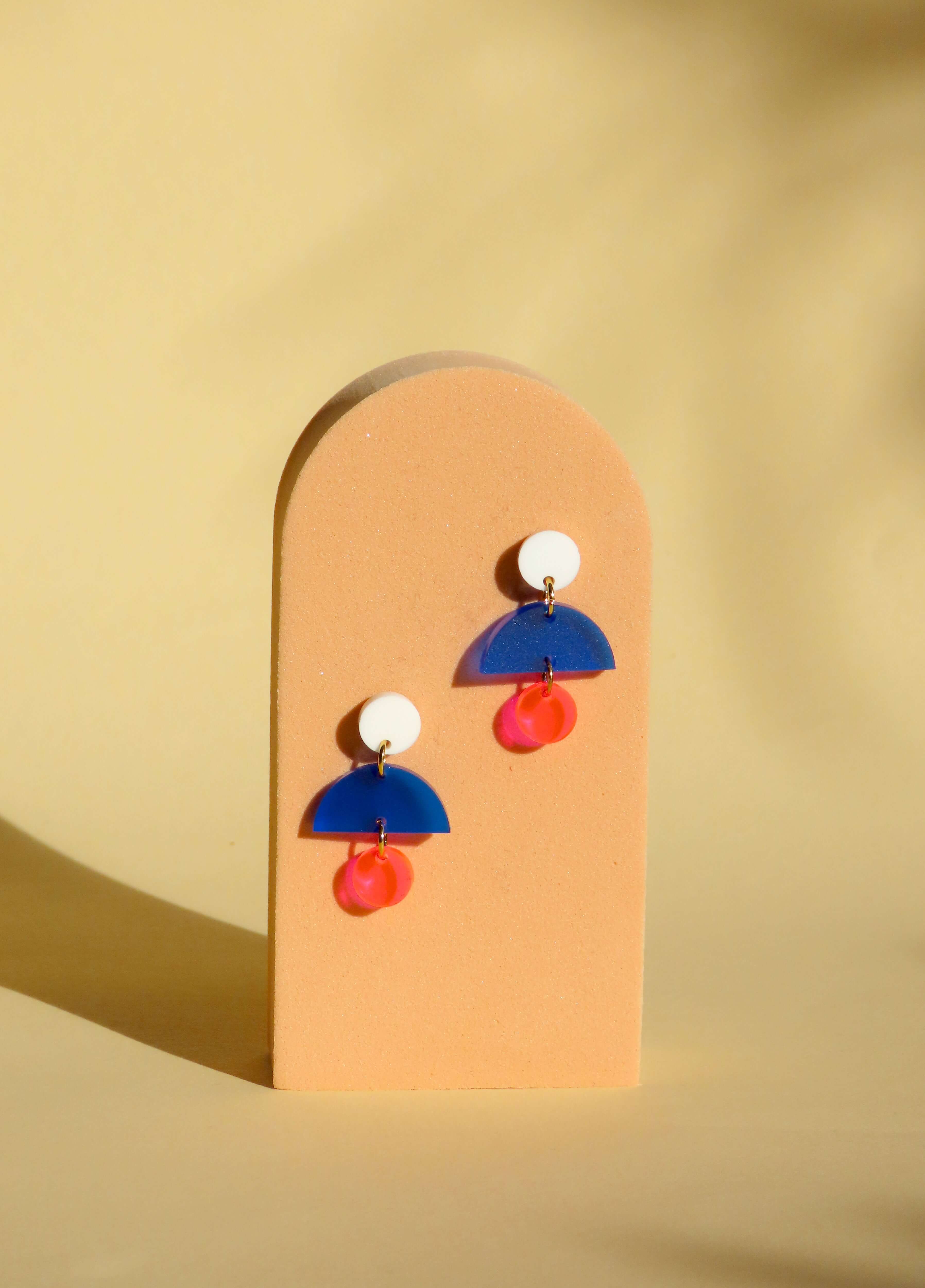 farbenfrohe Statement-Ohrringe mit Halbkreis-Design in Blau und pinken runden Elementen