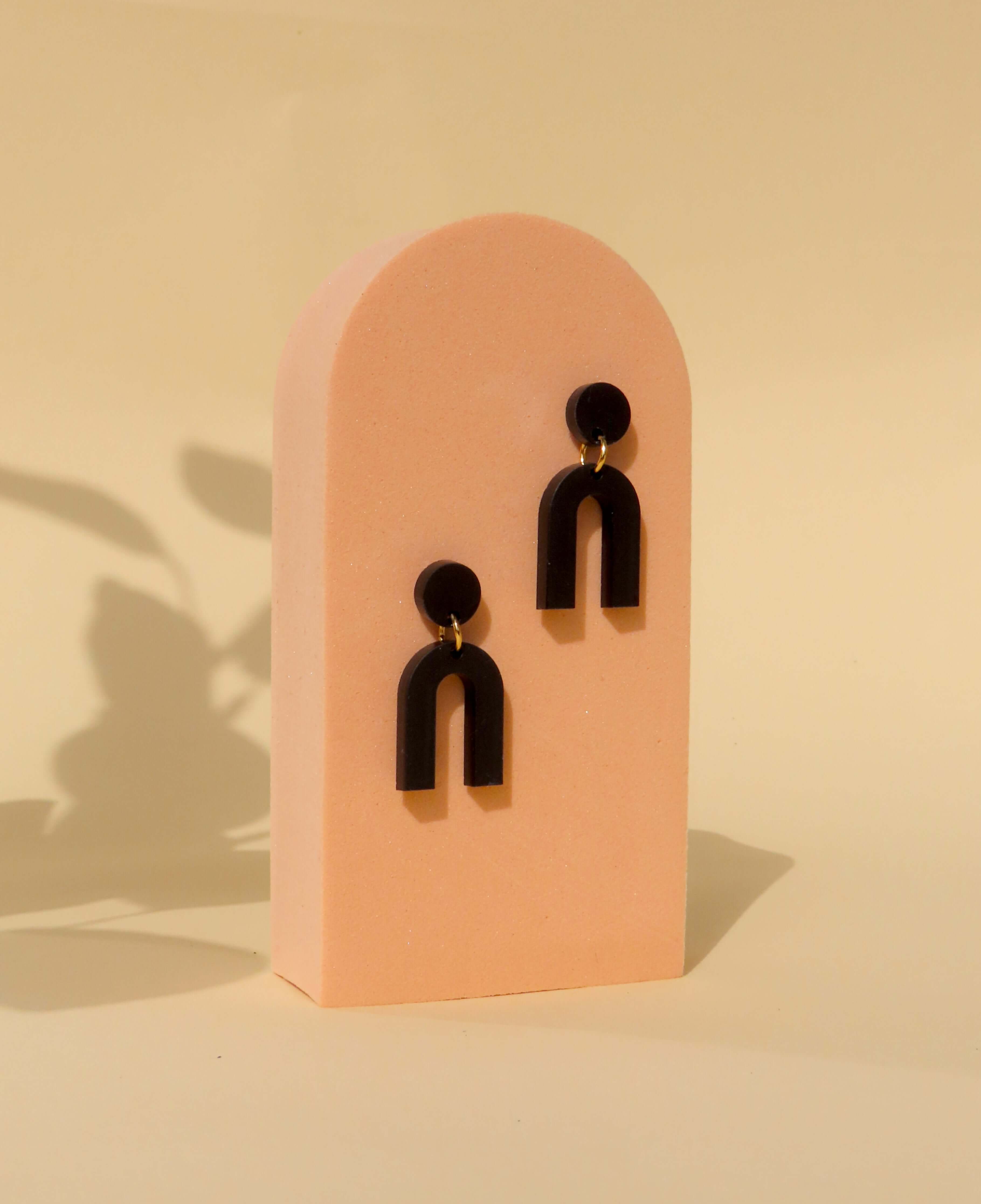 moderne u-förmige ohrringe in tiefschwarz mit rundem acryl-stecker und hängendem anhänger