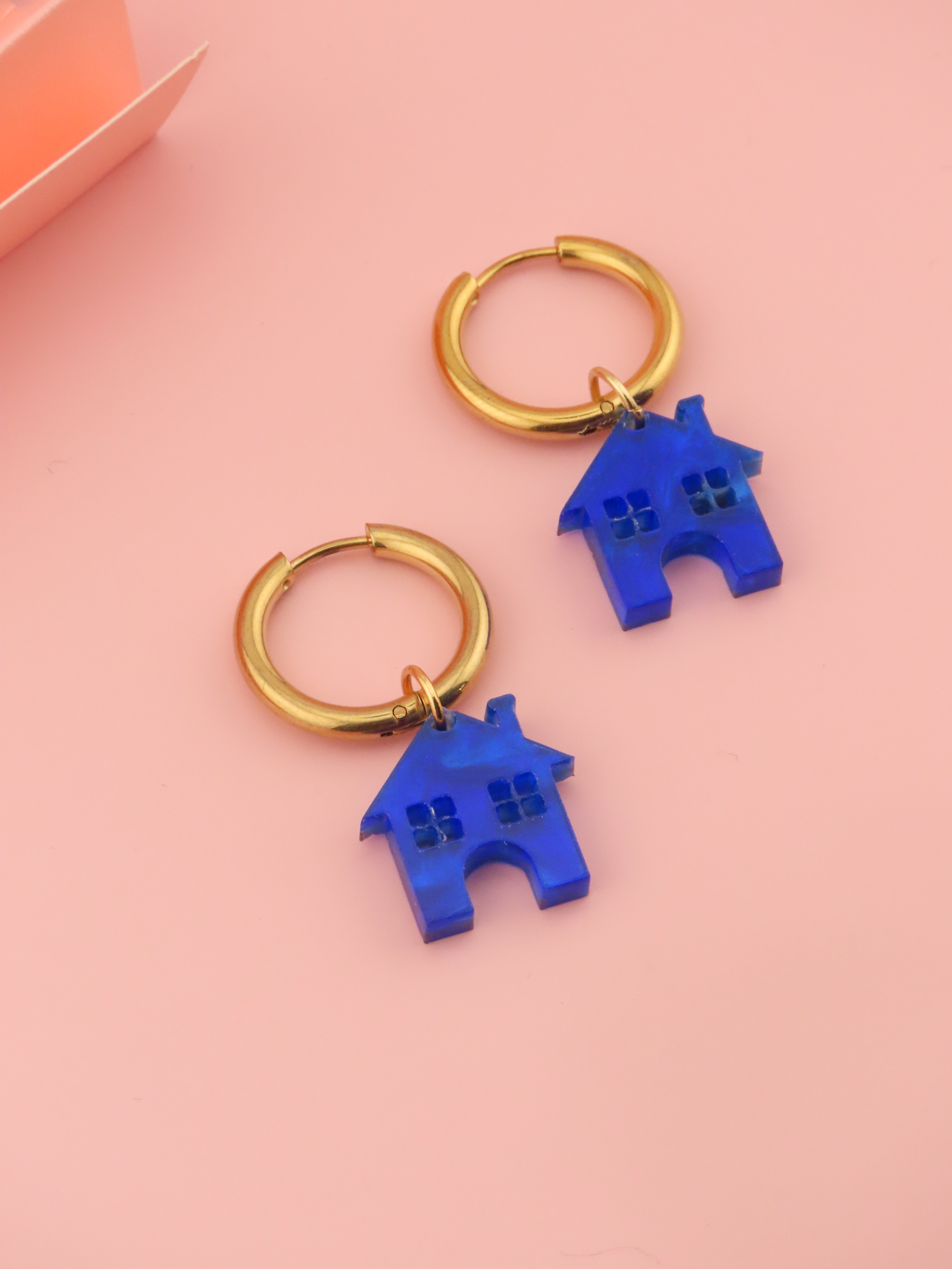 goldene creolen mit tiefblauem hausfoermigen acrylanhaenger und feinen details