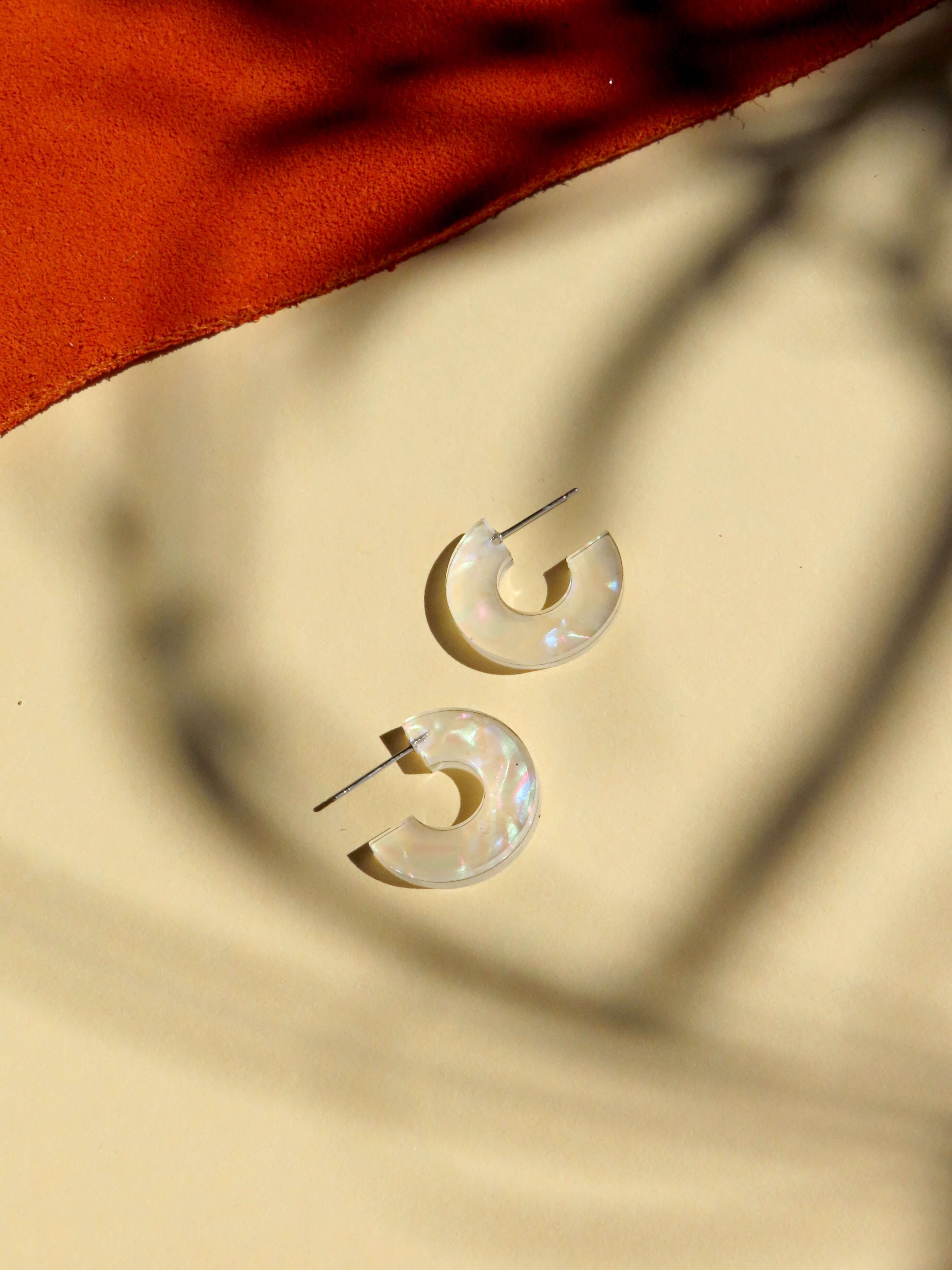 Leichte Creolen aus Acryl in perlmuttartiger Optik mit offener Kreisform und Edelstahlstab