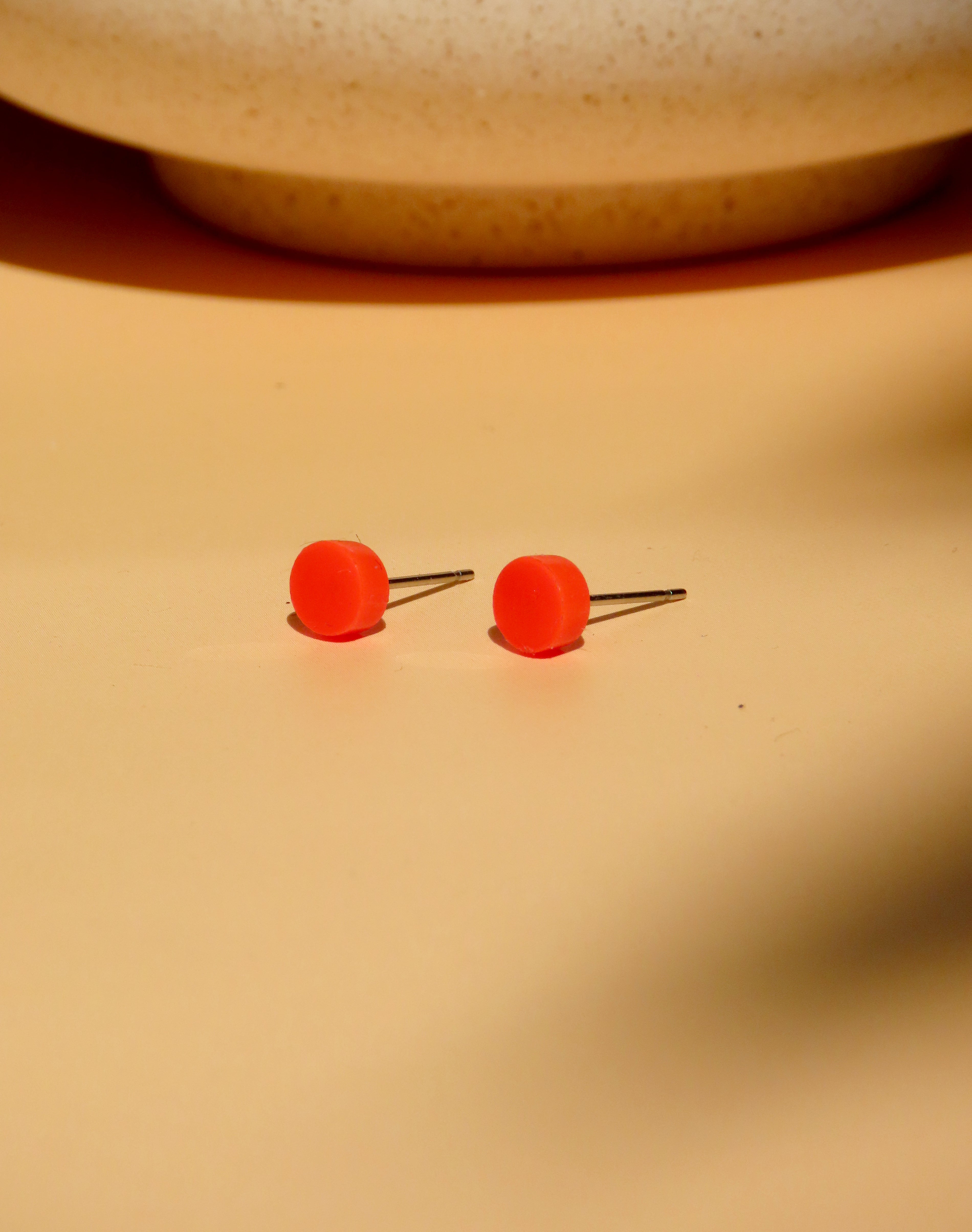 Knallrote Acryl Ohrstecker in runder Punktform mit Edelstahlstecker