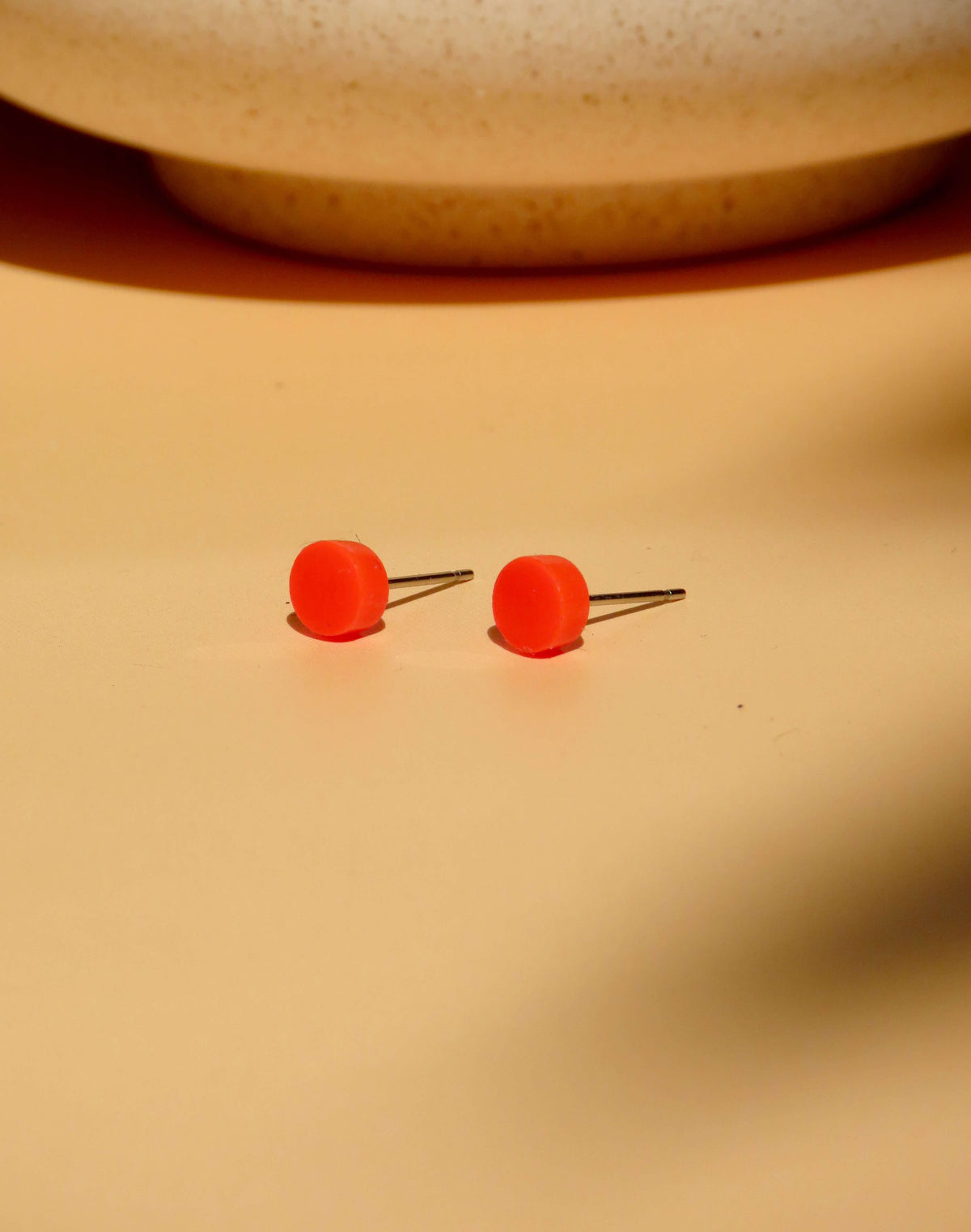 Knallrote Acryl Ohrstecker in runder Punktform mit Edelstahlstecker
