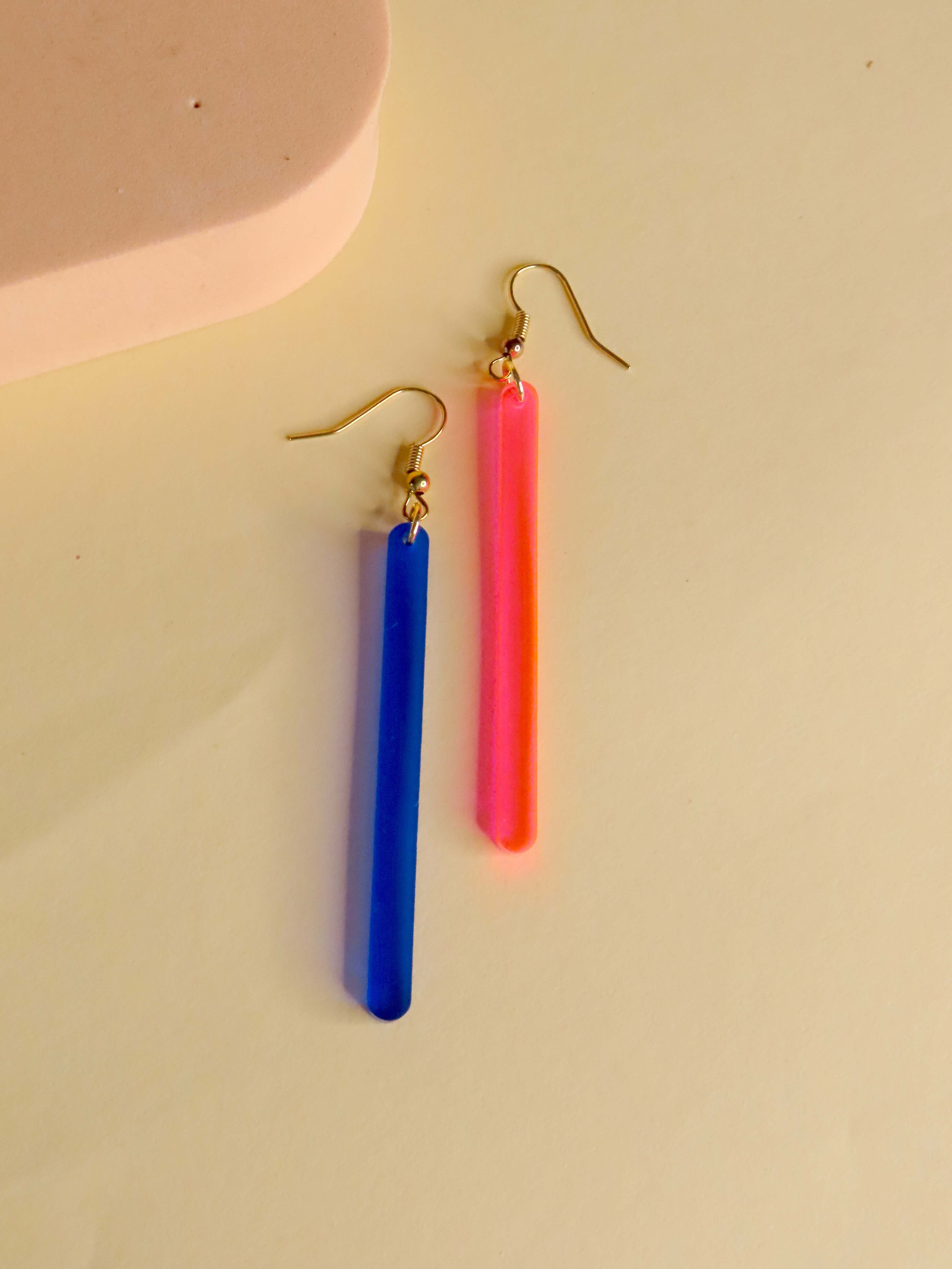 Kunstvolle Acryl-Ohrringe in Neonpink und Tintenblau mit Edelstahlhaken, 8 cm lang und ultraleicht