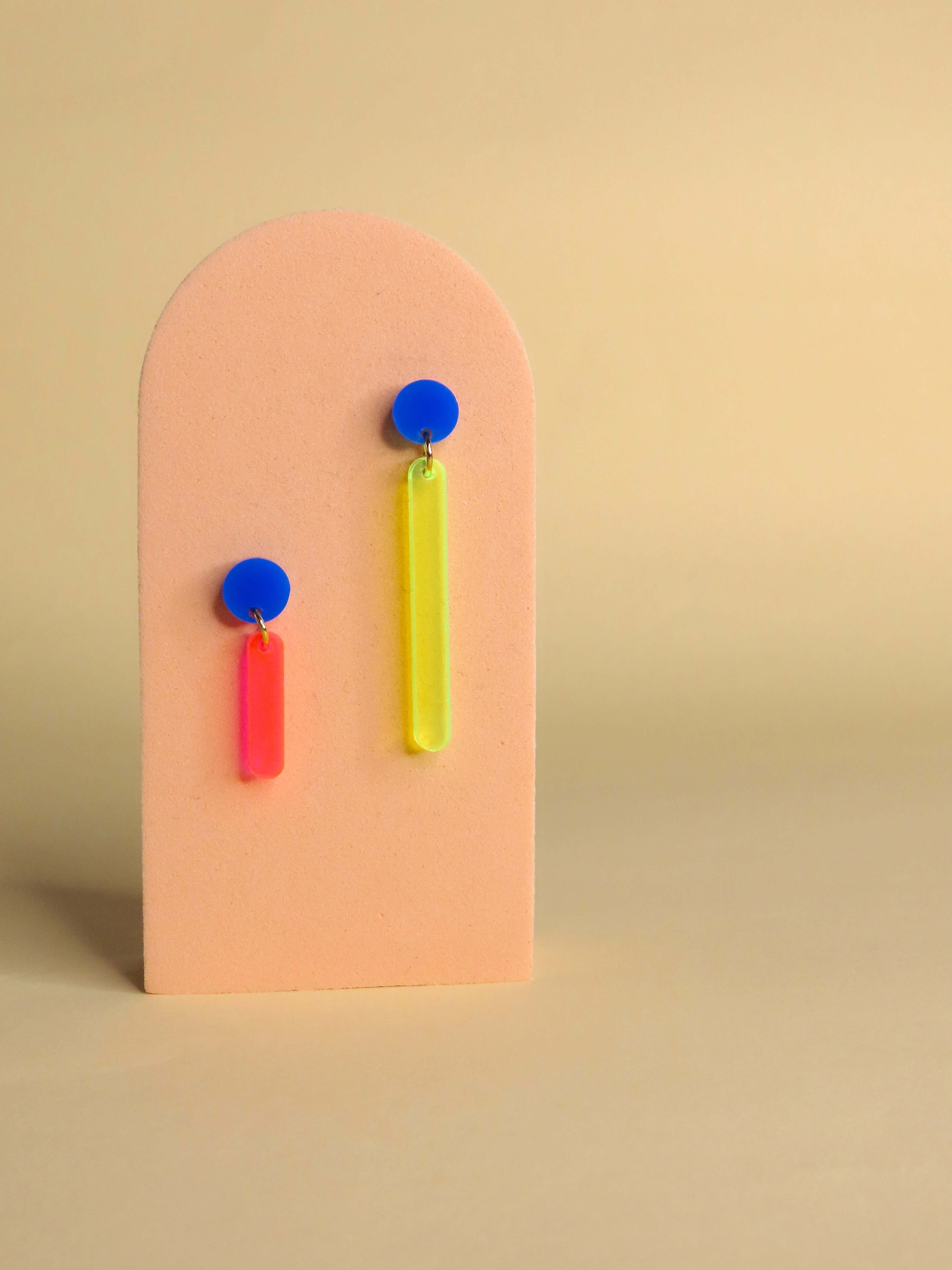 Acryl-Ohrringe in Neonpink und Neongelb, kombiniert mit rundem blauen Stecker aus hautfreundlichem Edelstahl