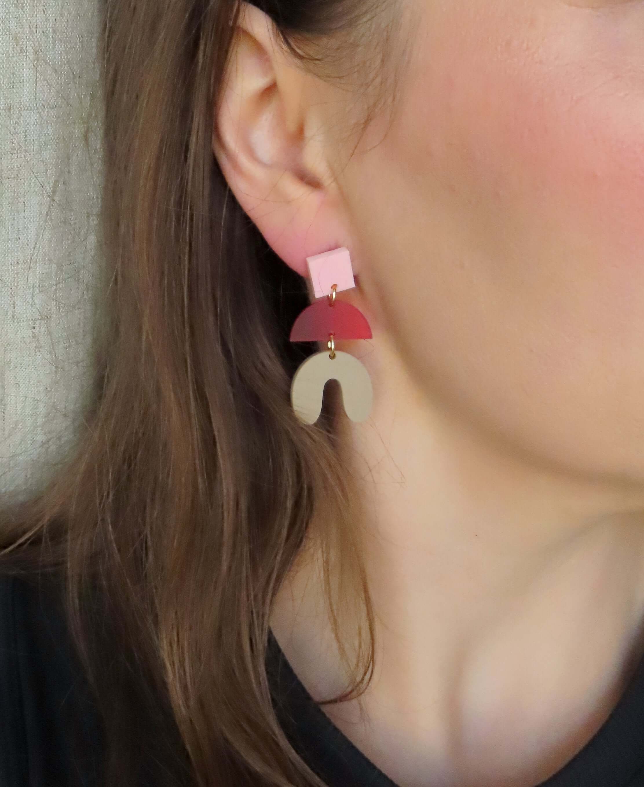 Handgefertigte Acryl Ohrringe in Rosa, Rot und Beige mit geometrischen Formen und Edelstahl Ohrsteckern