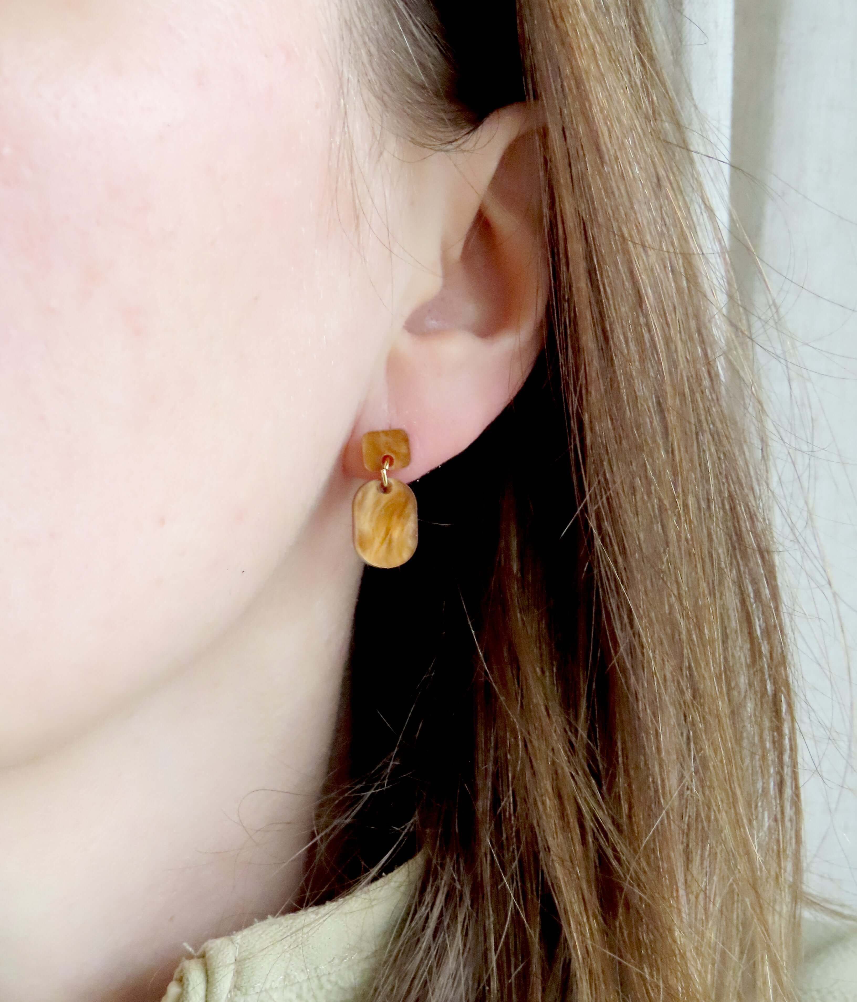 Braun karamellfarbene Acryl Ohrhänger mit rechteckigem Stecker, ovalem Anhänger und feiner goldener Verbindung aus Edelstahl