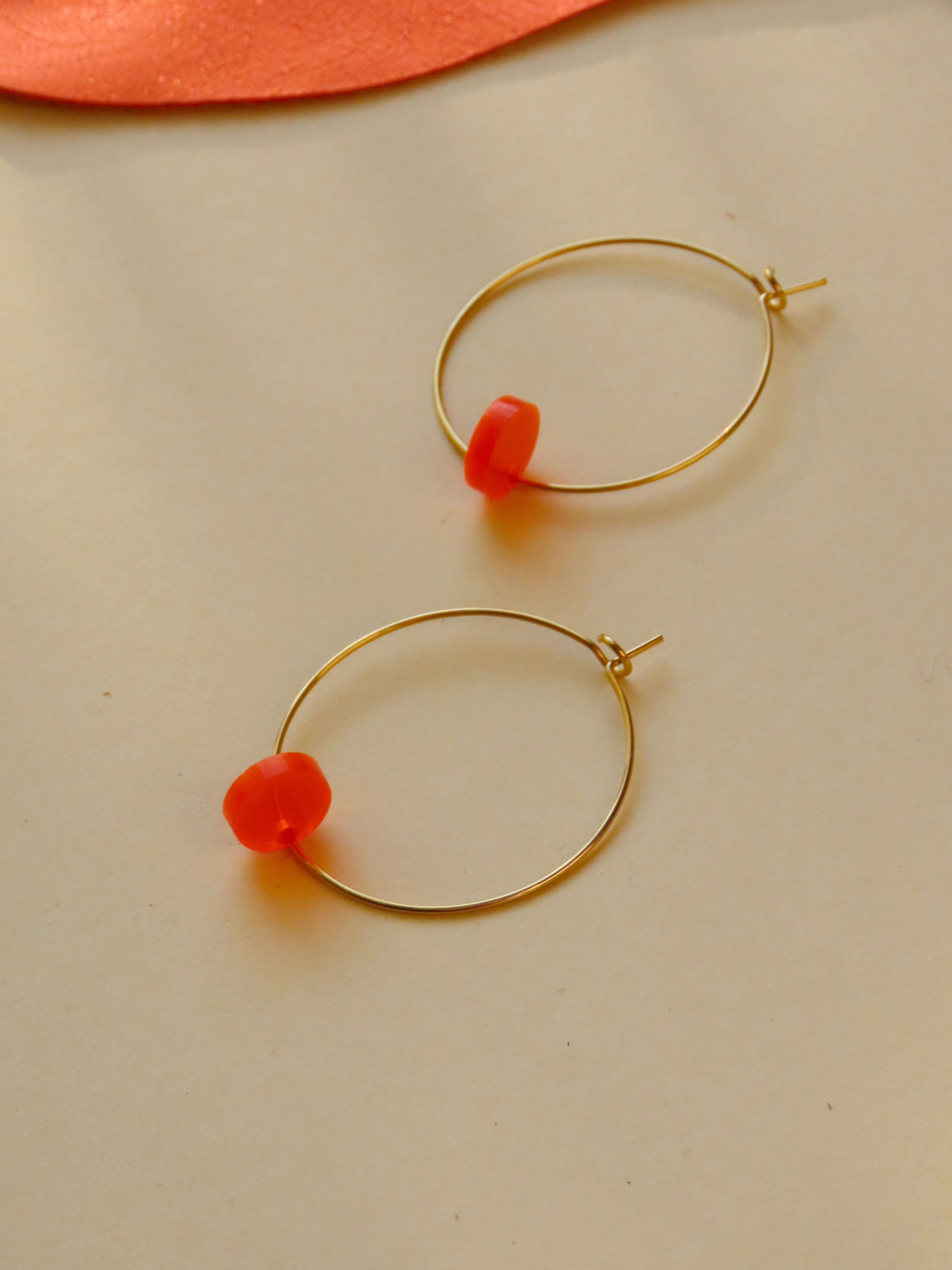 Moderne 3 cm große Edelstahl-Creolen mit 9 mm Acryl-Dot in Neonorange