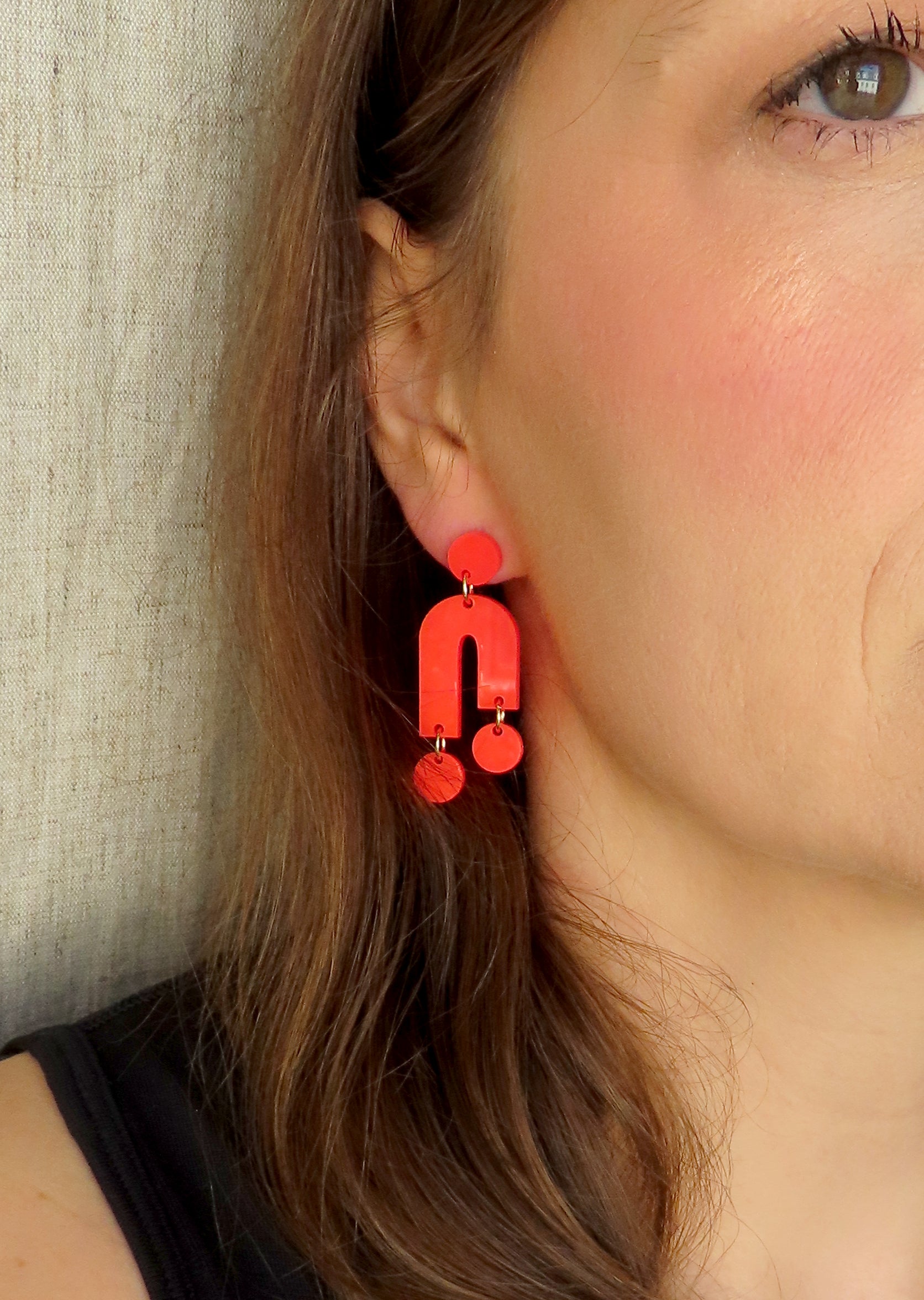 Leichte Design-Ohrringe in orange aus Acryl und hautfreundlichem Edelstahl, 5 cm lang