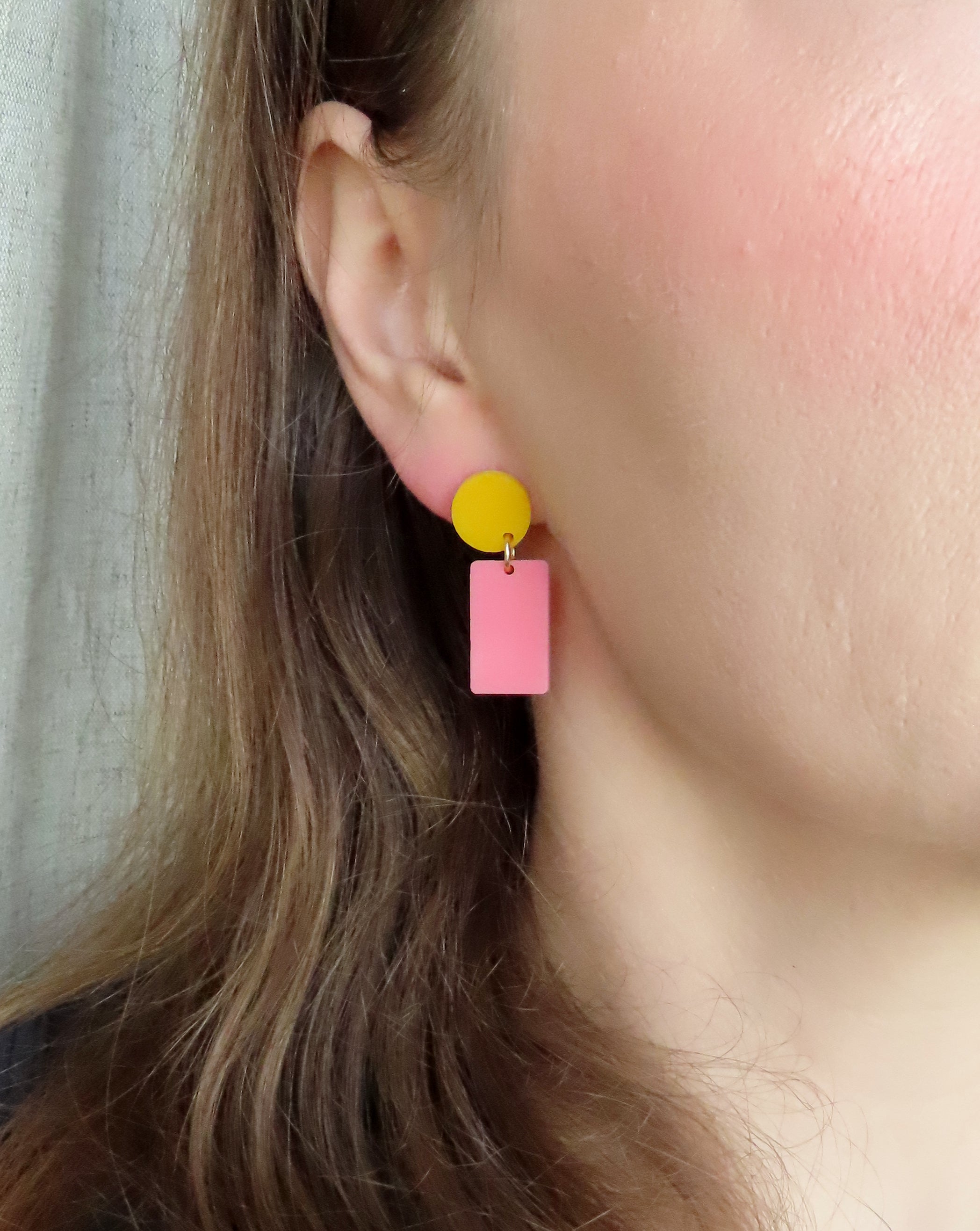 Farbintensive Statement-Ohrringe in pink-gelb mit Kreis-Rechteck-Kombination aus Acryl