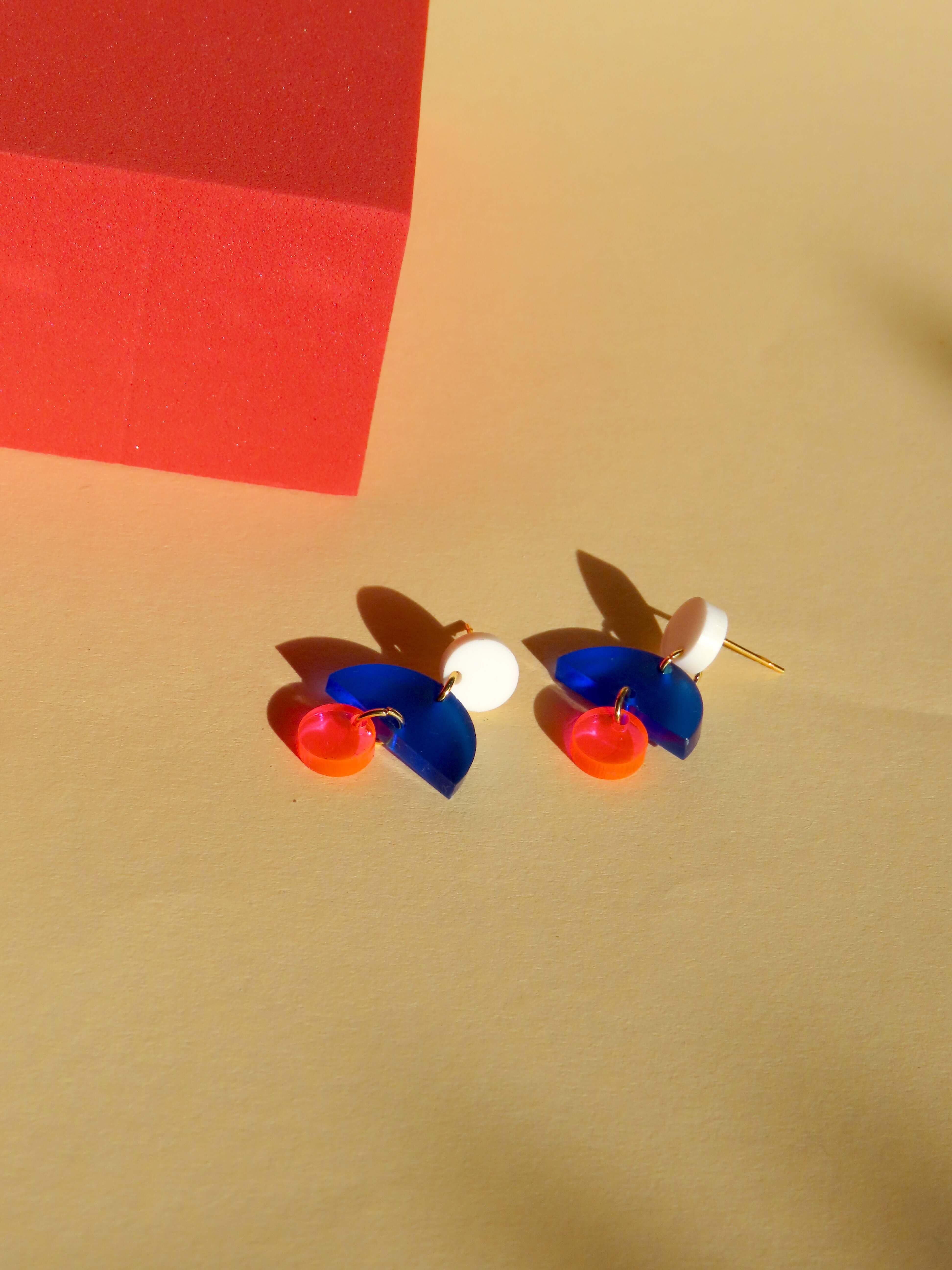bunte Ohrstecker aus Acryl in Weiß-Blau-Pink mit allergikerfreundlichen Edelstahlverbindungen