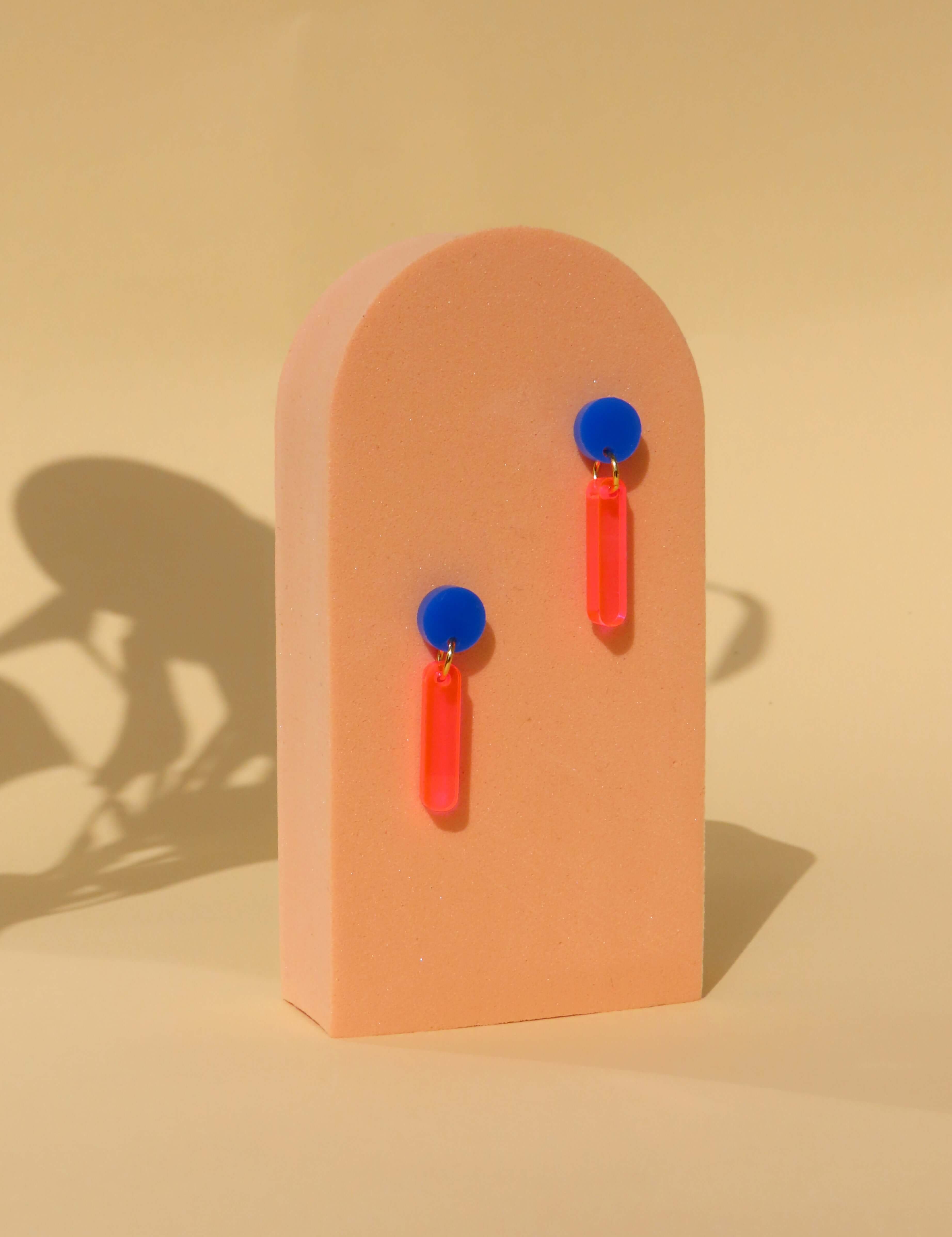 Farbintensive Statement-Ohrstecker mit rundem Stecker in Blau und langem, pinkem Acryl-Anhänger