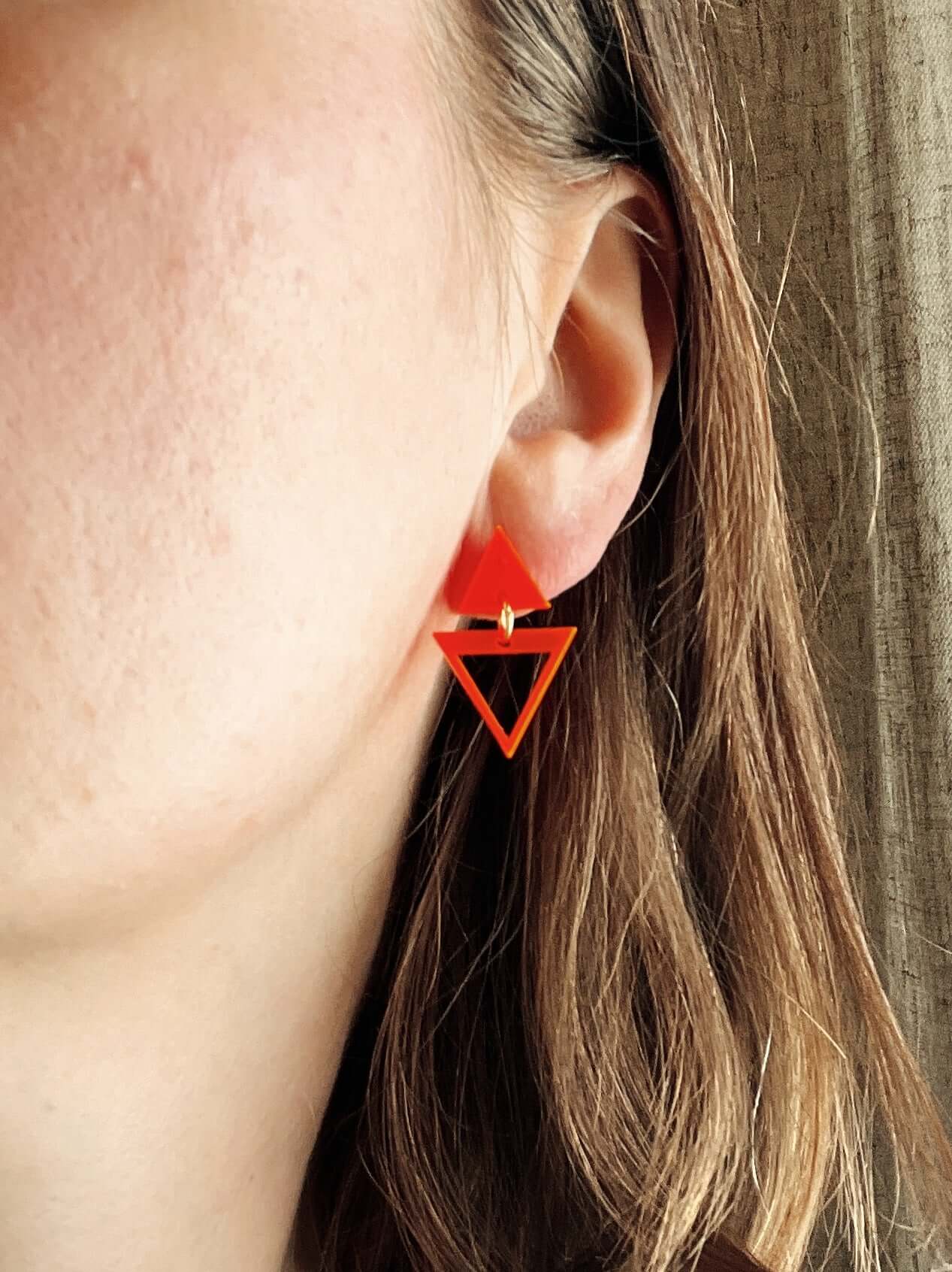 neonorange acryl ohrhänger mit doppeltem dreieck