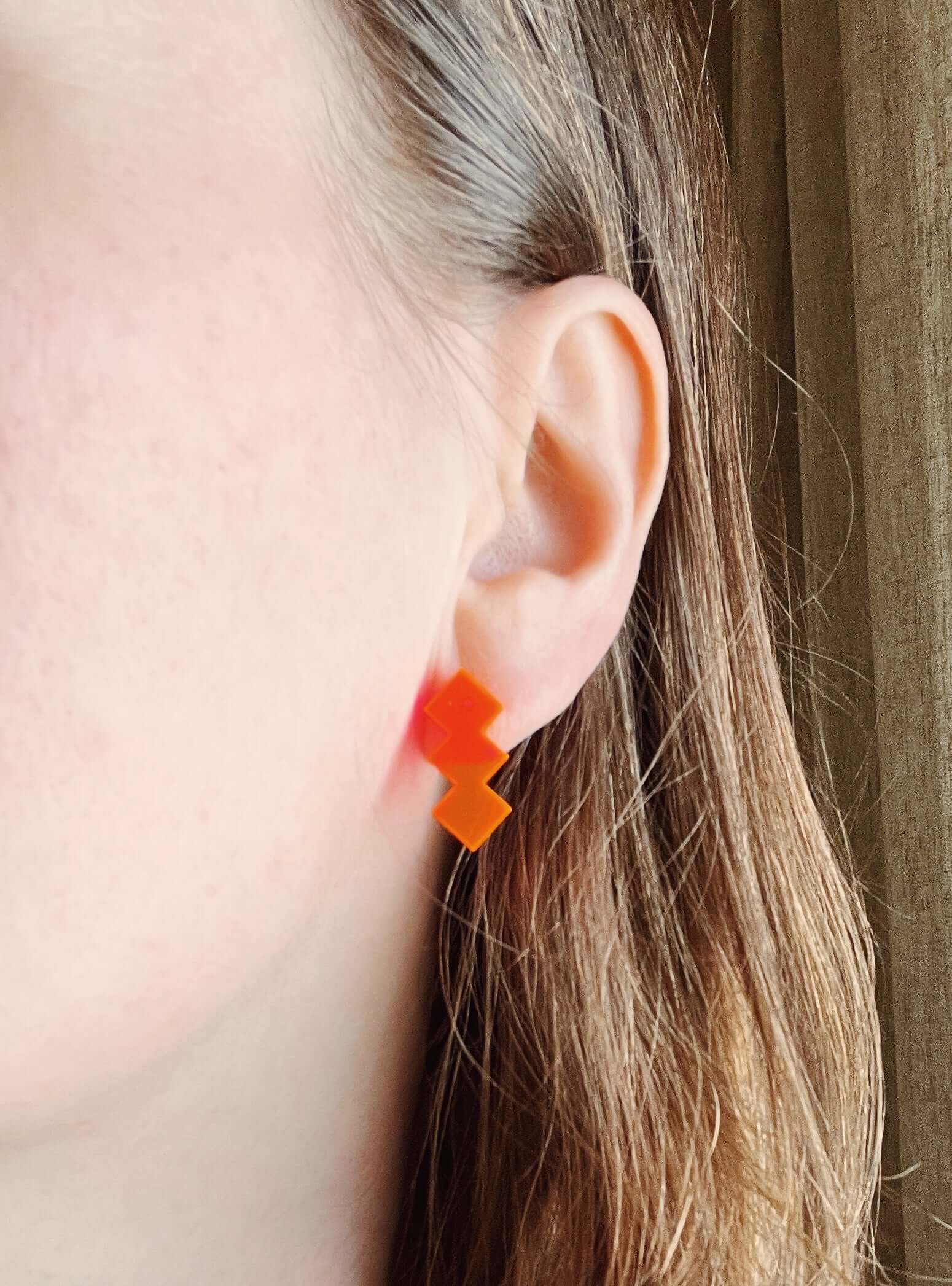 Geometrische Neon-Pink Ohrstecker aus Acryl mit Edelstahl-Steckern