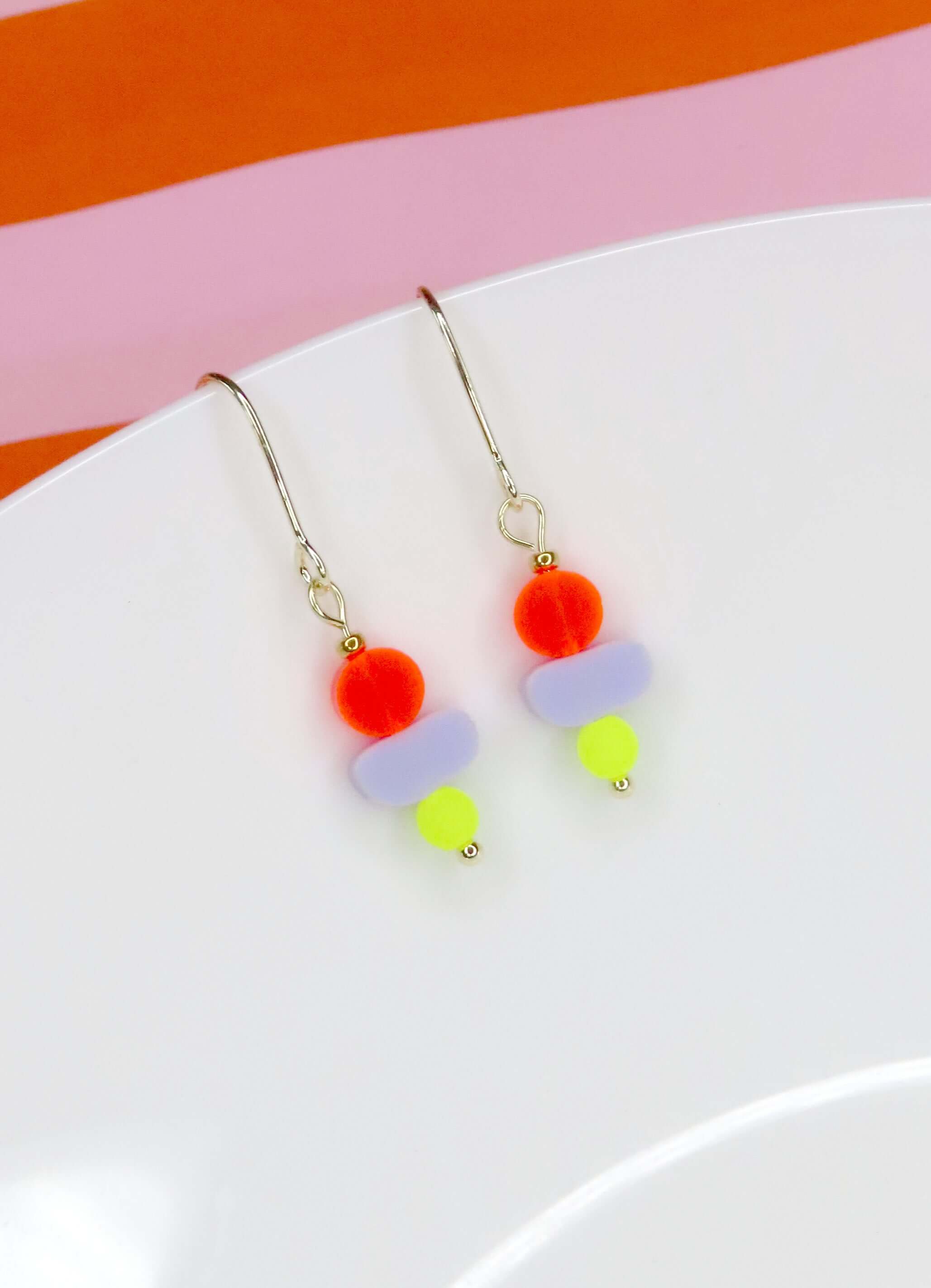 Ohrhänger mit runder Acrylperle in Neonorange, lila Scheibe und neongelber Perle an goldfarbenem Haken