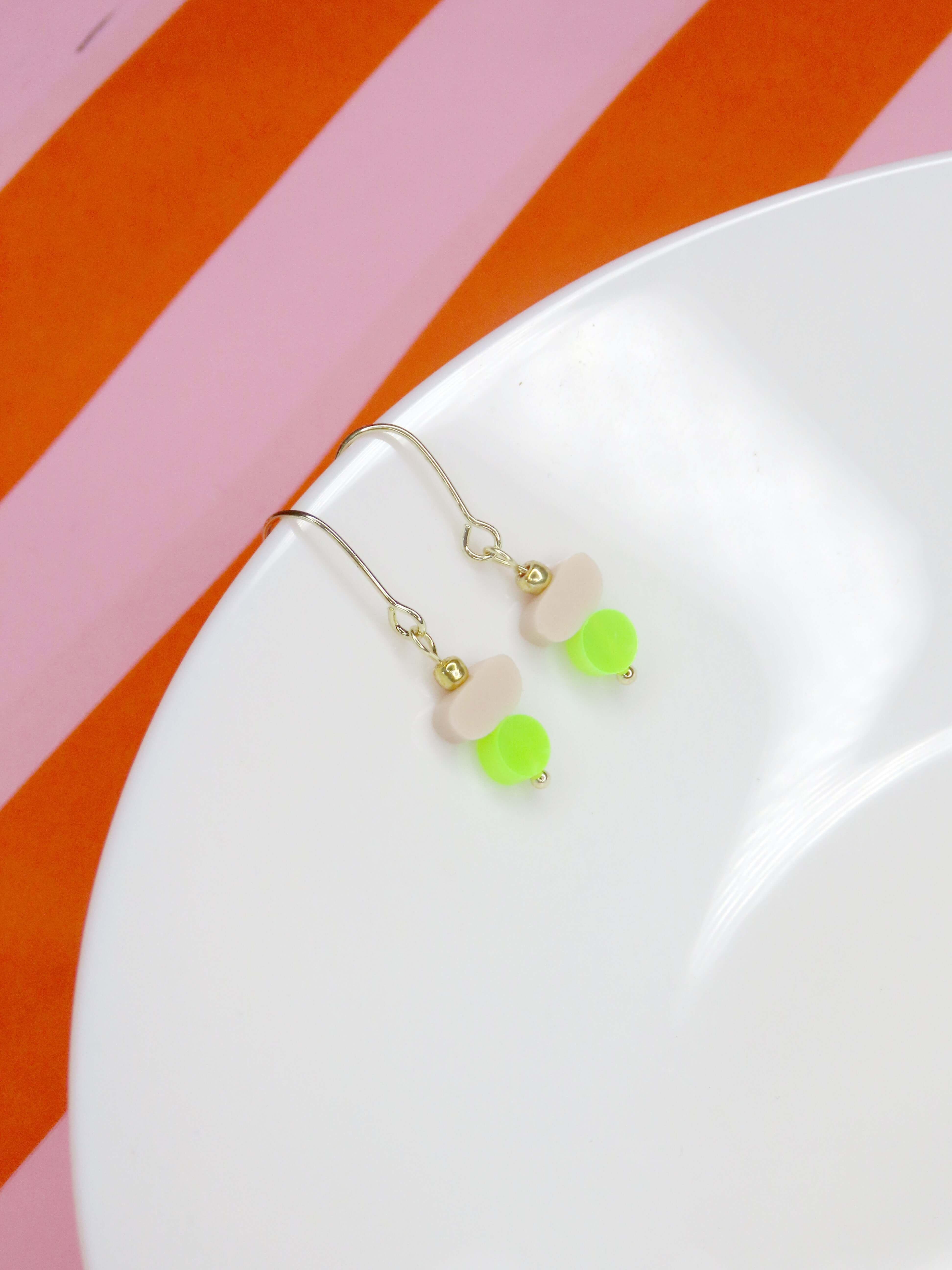 Leichte Ohrhänger mit neongrüner Kugel und beigem Element aus recyceltem Acryl