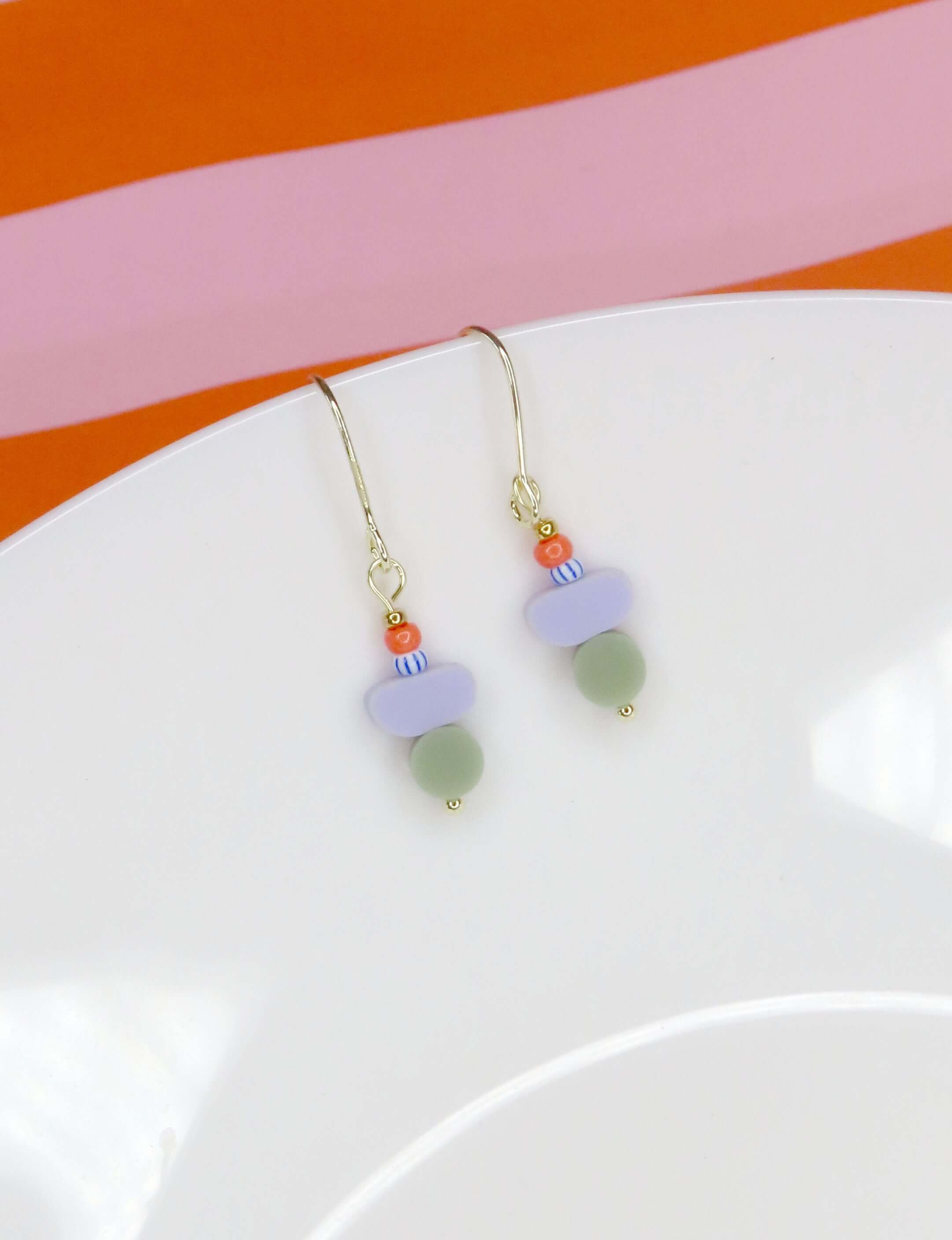 Recycelte Acrylohrringe in Flieder und Olive mit 14kt Gold Filled Haken und Glasperlen