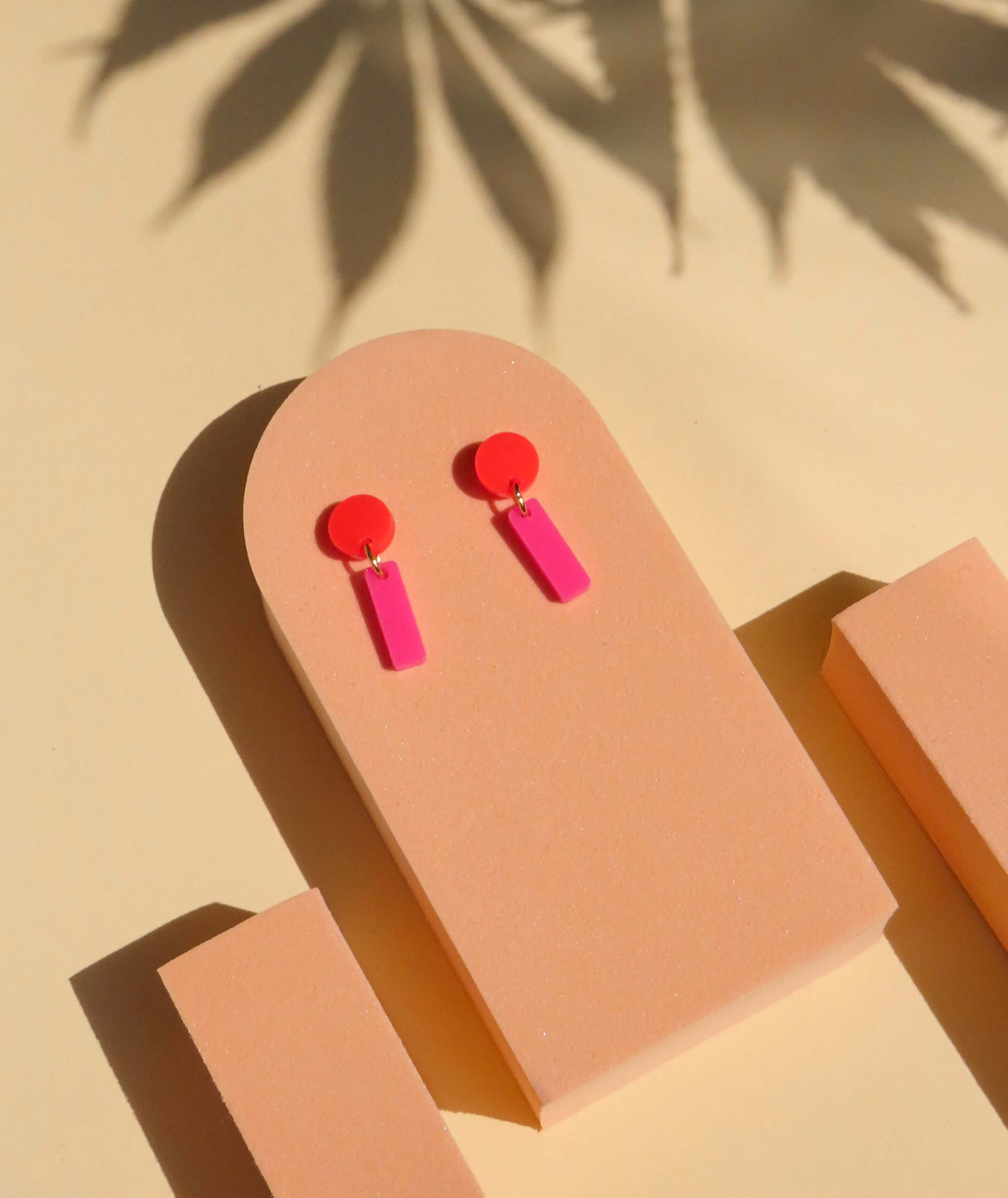 Ohrstecker aus Acryl in feuerrot und pink mit rundem Stecker und rechteckigem Anhänger