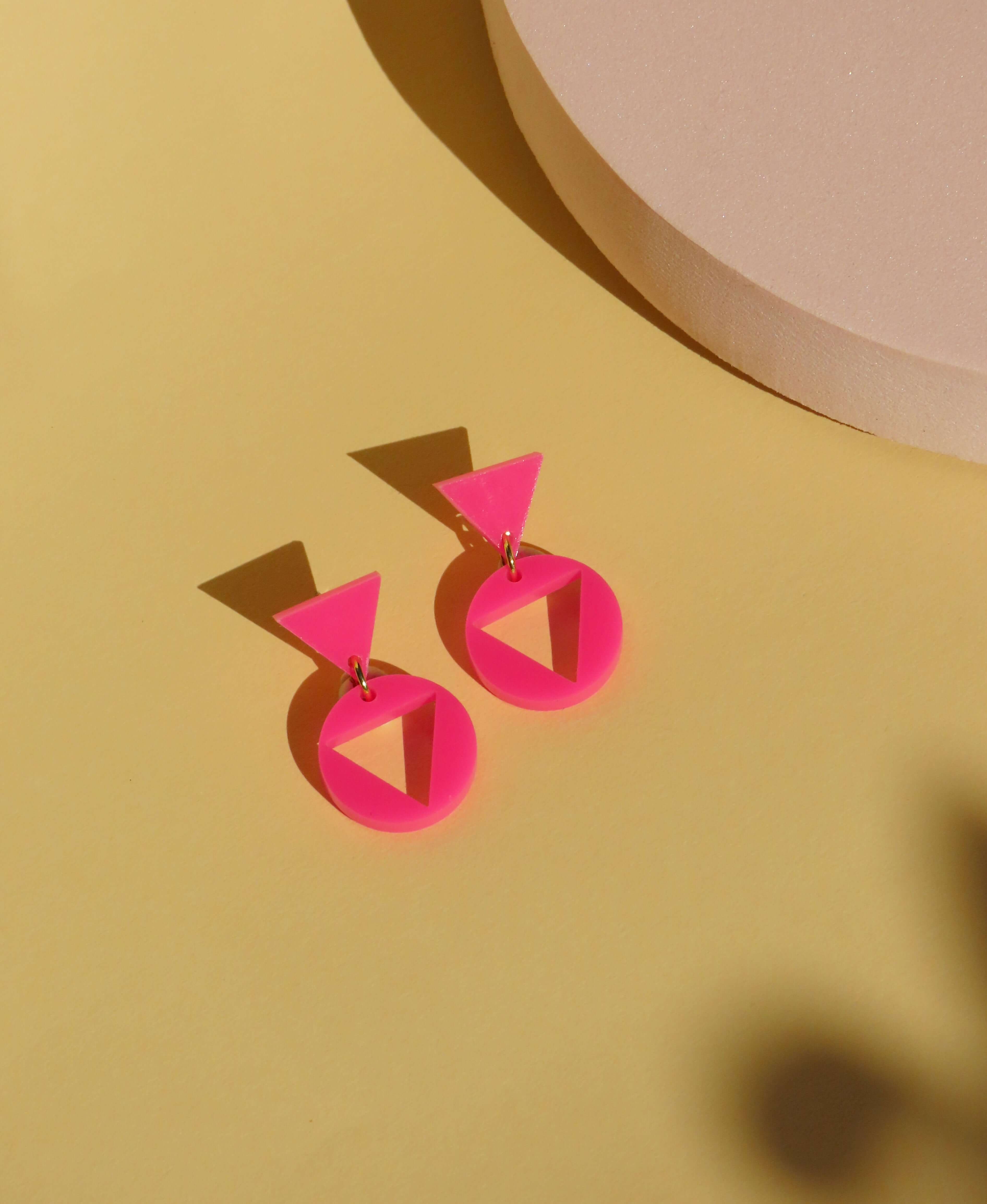 Leuchtend pinke geometrische Ohrhänger aus Acryl mit Dreiecksstecker und rundem Anhänger, leicht und hautfreundlich aus Edelstahl