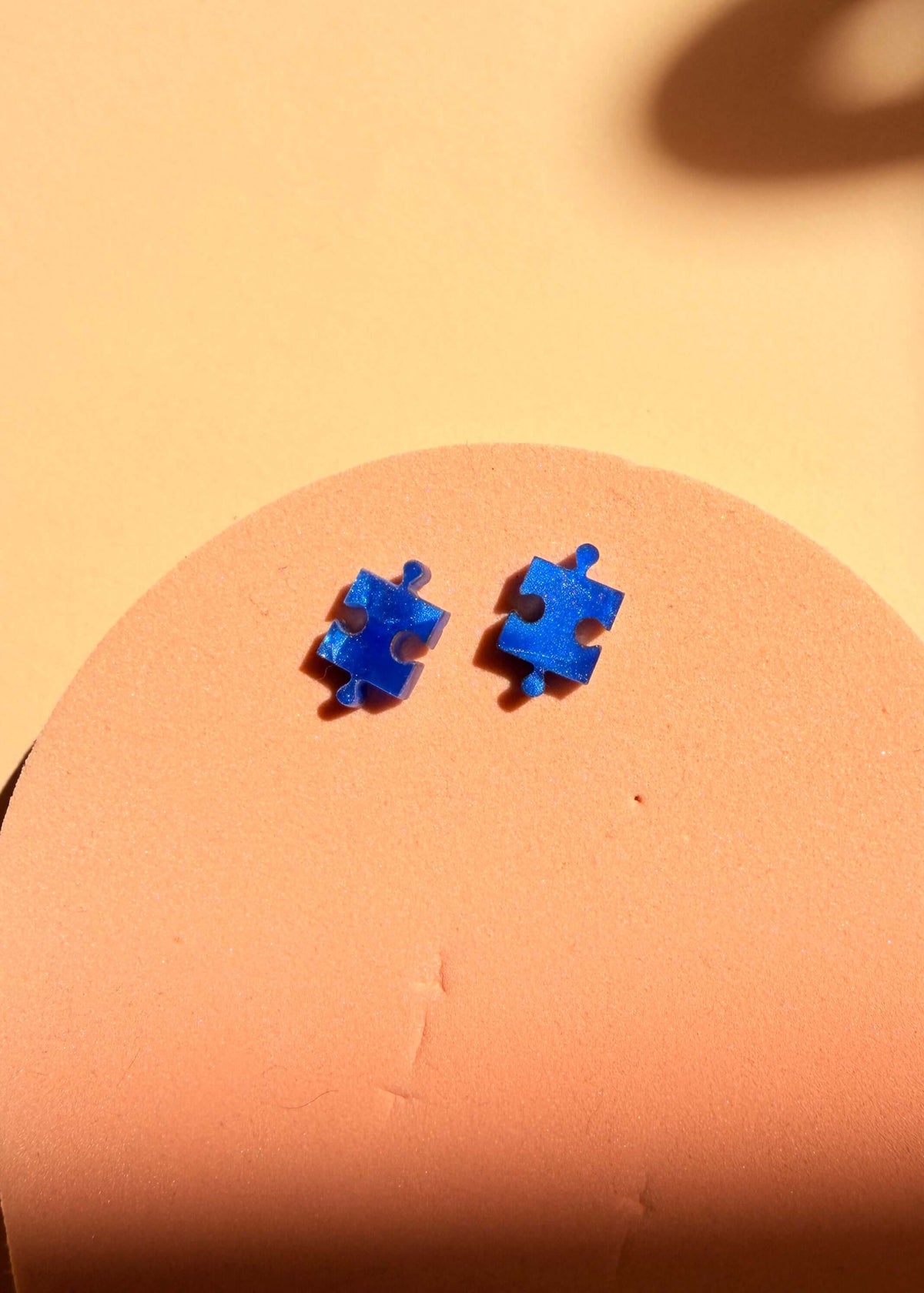 Ozeanblaue Puzzle Ohrstecker Paar in leuchtendem Blau aus Edelstahl und Acryl, Produktfoto