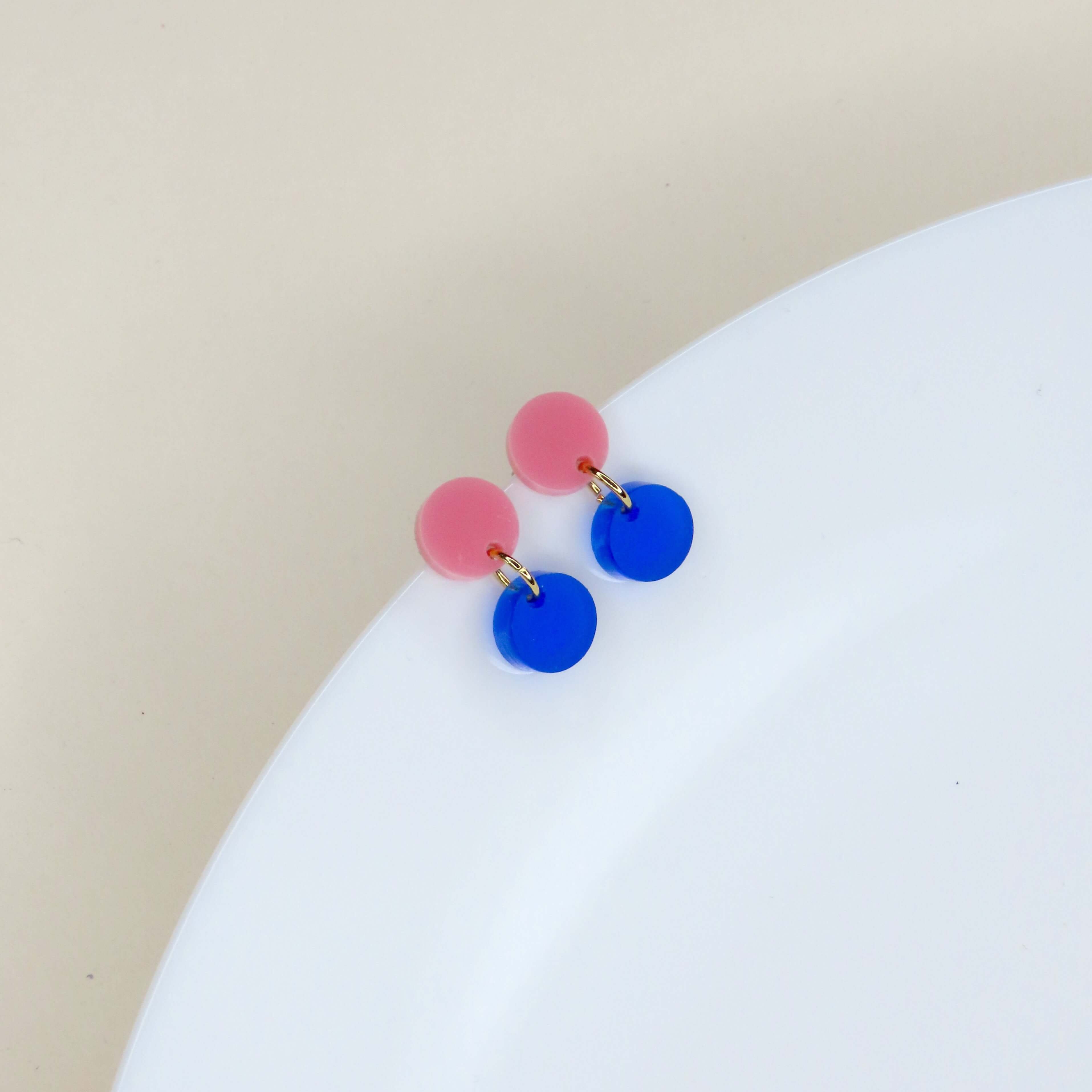 Zweifarbige Dotty Ohrringe aus Acryl in Rosa und Tiefblau mit klarer Kreisform
