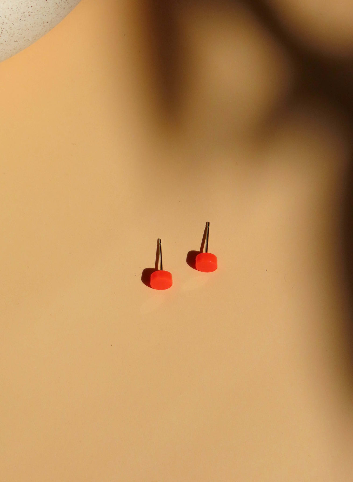 Kleine knallrote Punkt Ohrstecker aus Acryl mit runder Form und Edelstahlstecker