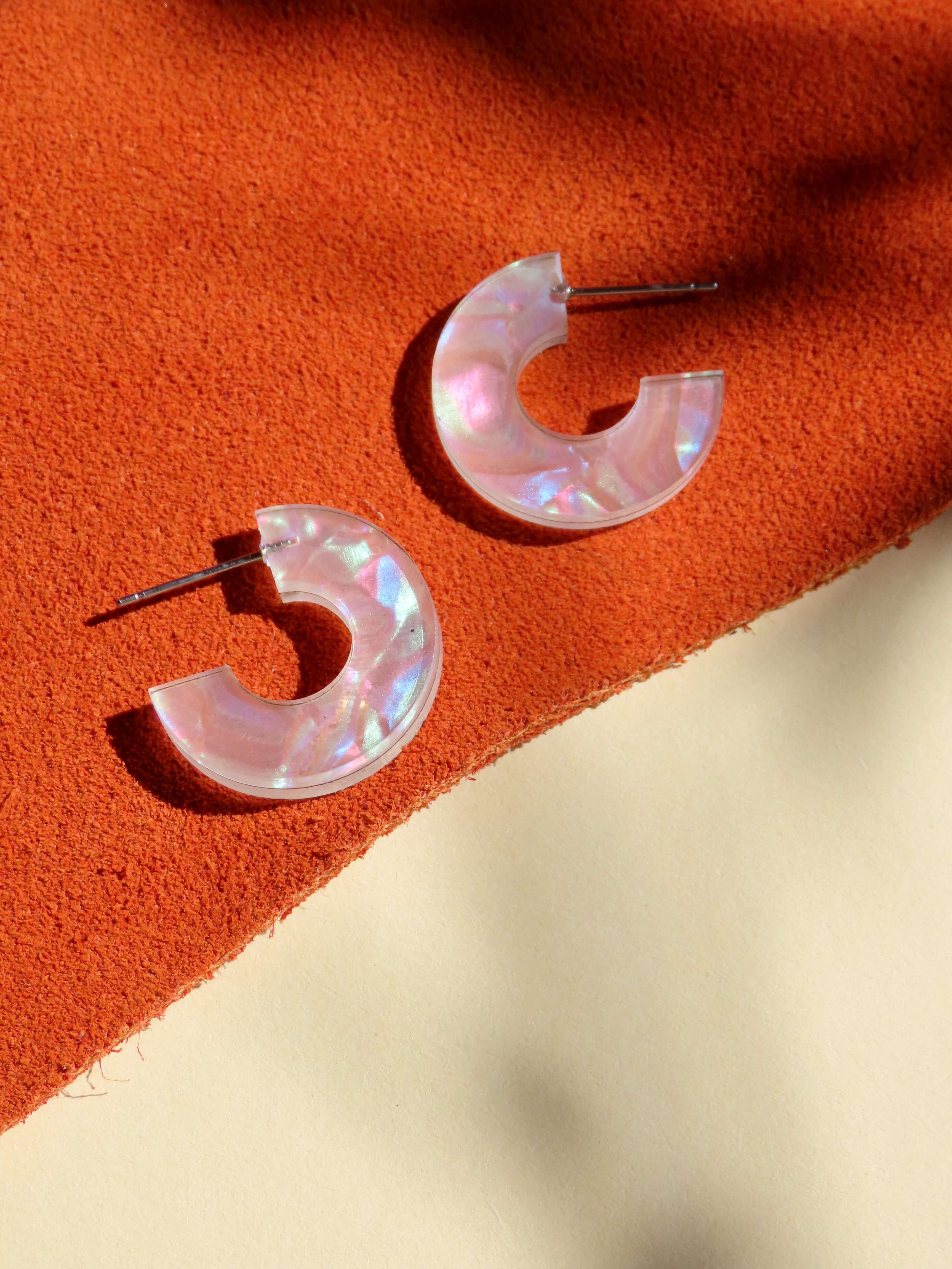 Runde Acrylcreolen in schimmerndem Perlweiß mit Regenbogen-Reflexen und Edelstahlstecker