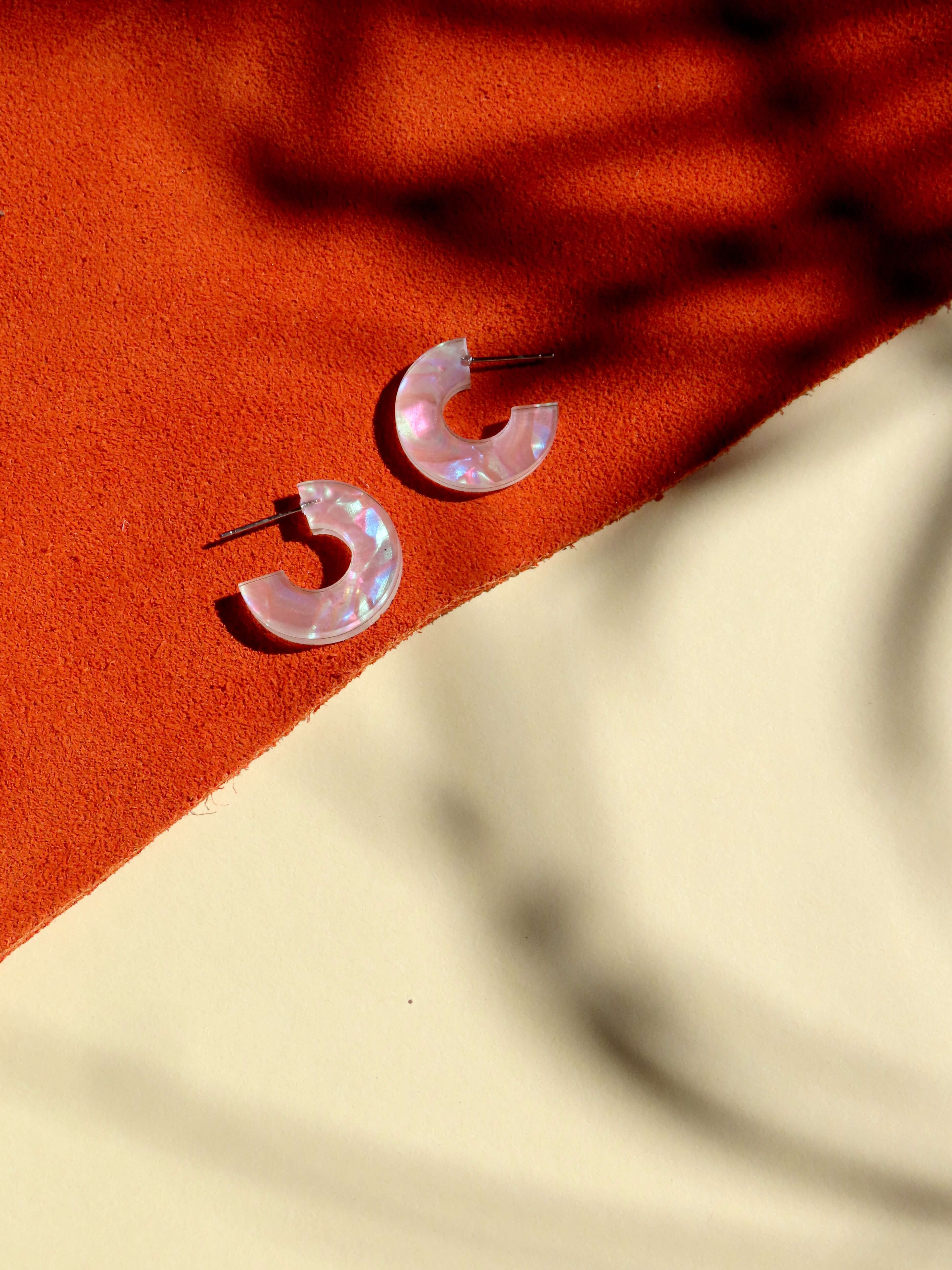 Irisierende Simmi Creolen aus perlweißem Acryl mit Edelstahlstift in moderner Kreisform