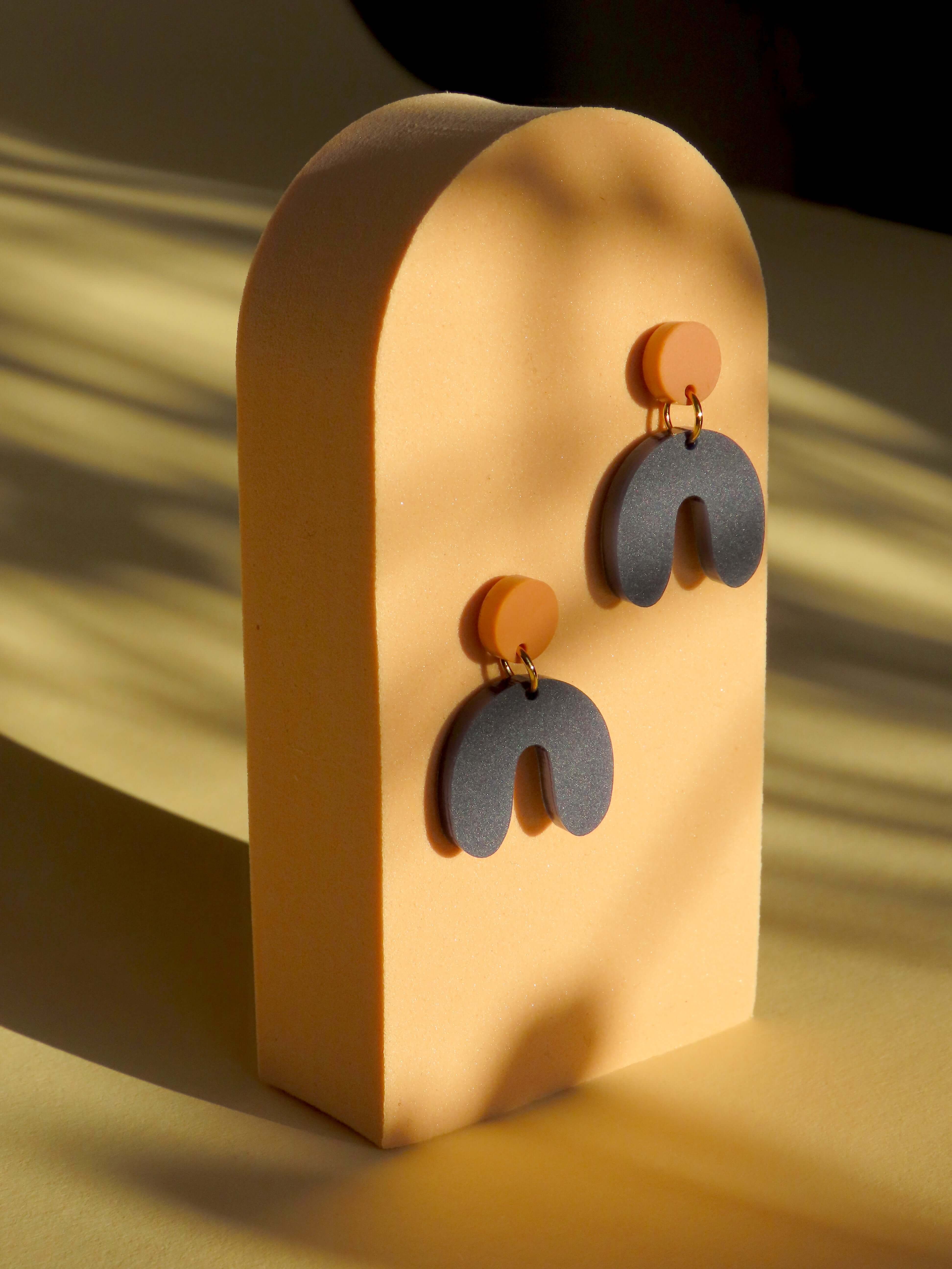 Acryl Ohrringe in modernem Design mit rundem Stecker in Terracotta und Anhänger in Dunkelblau