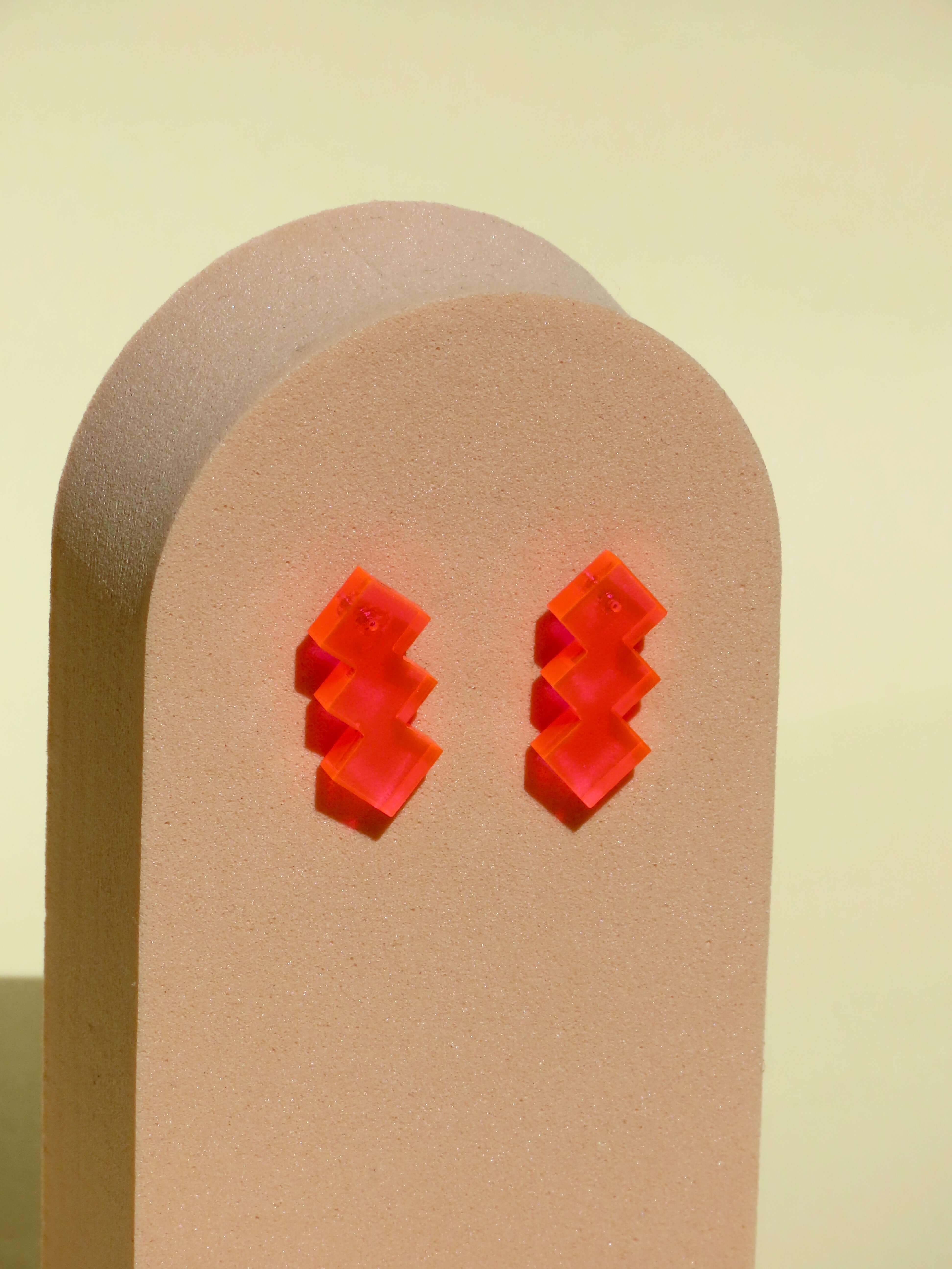 Geometrische Acryl Ohrstecker in Neon-Pink, leicht und auffällig